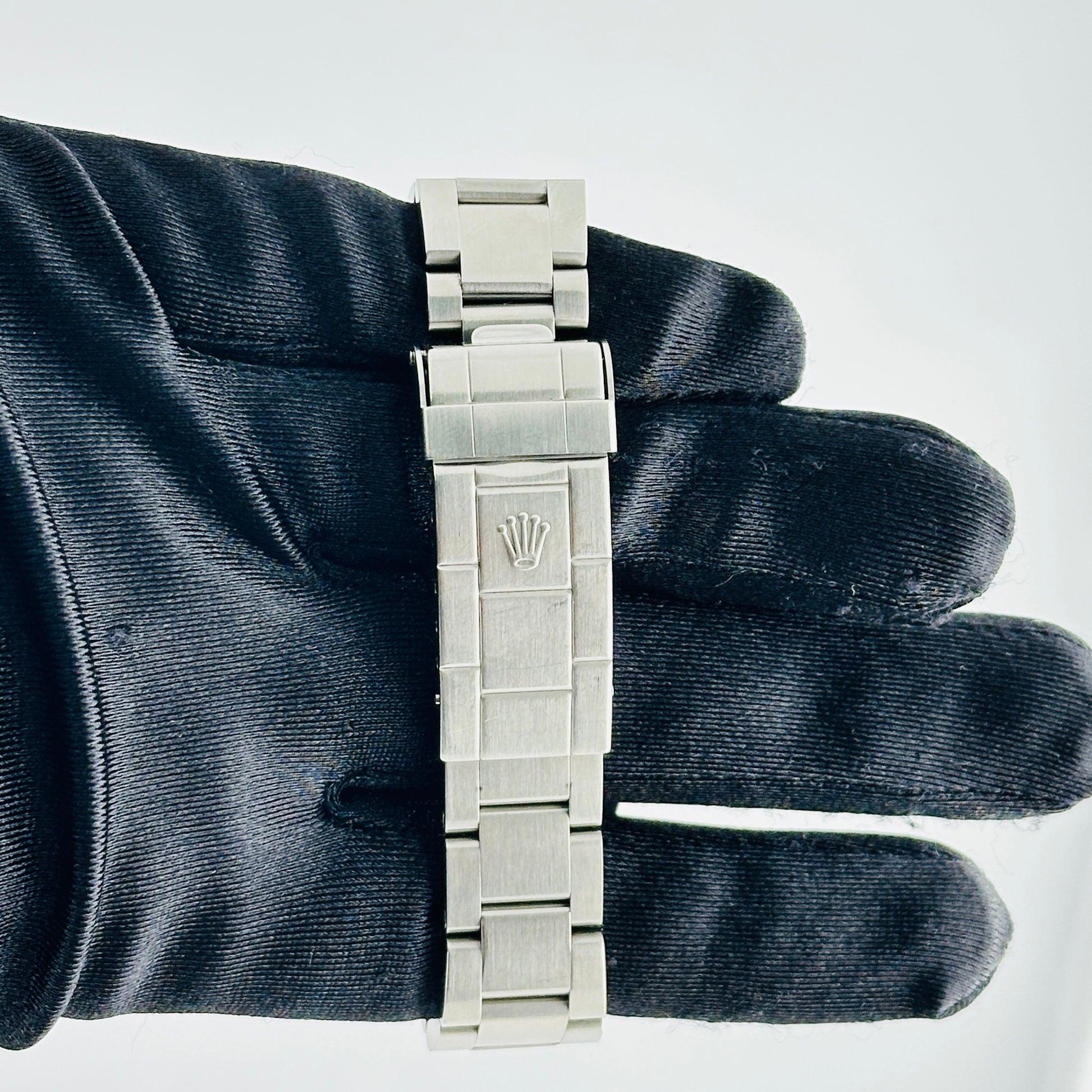 Rolex Submariner Black Dial on Oyster Bracelet Ref. 16610 Papers 2006 — view 4