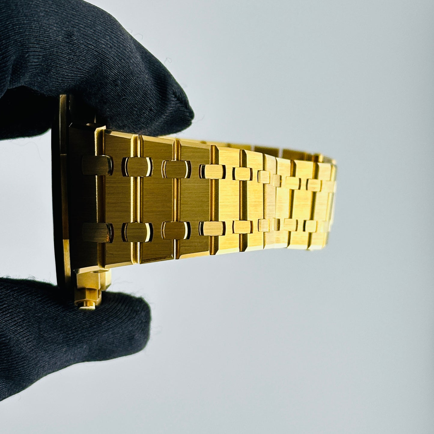 Audemars Piguet Royal Oak Selfwinding Chronograph Blue Dial on Yellow Gold Ref. 26331BA.OO.1220BA.01 Card 2020 — view 5