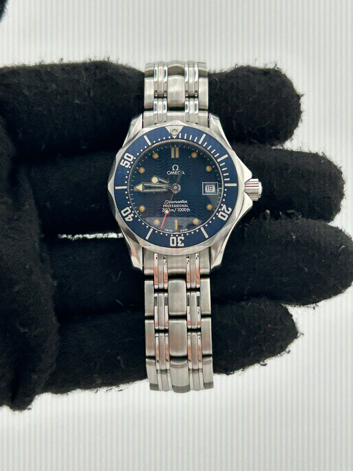 Omega Seamaster Blue Dial on Stainless Steel Bracelet Ref. 2583.80.00 — view 2