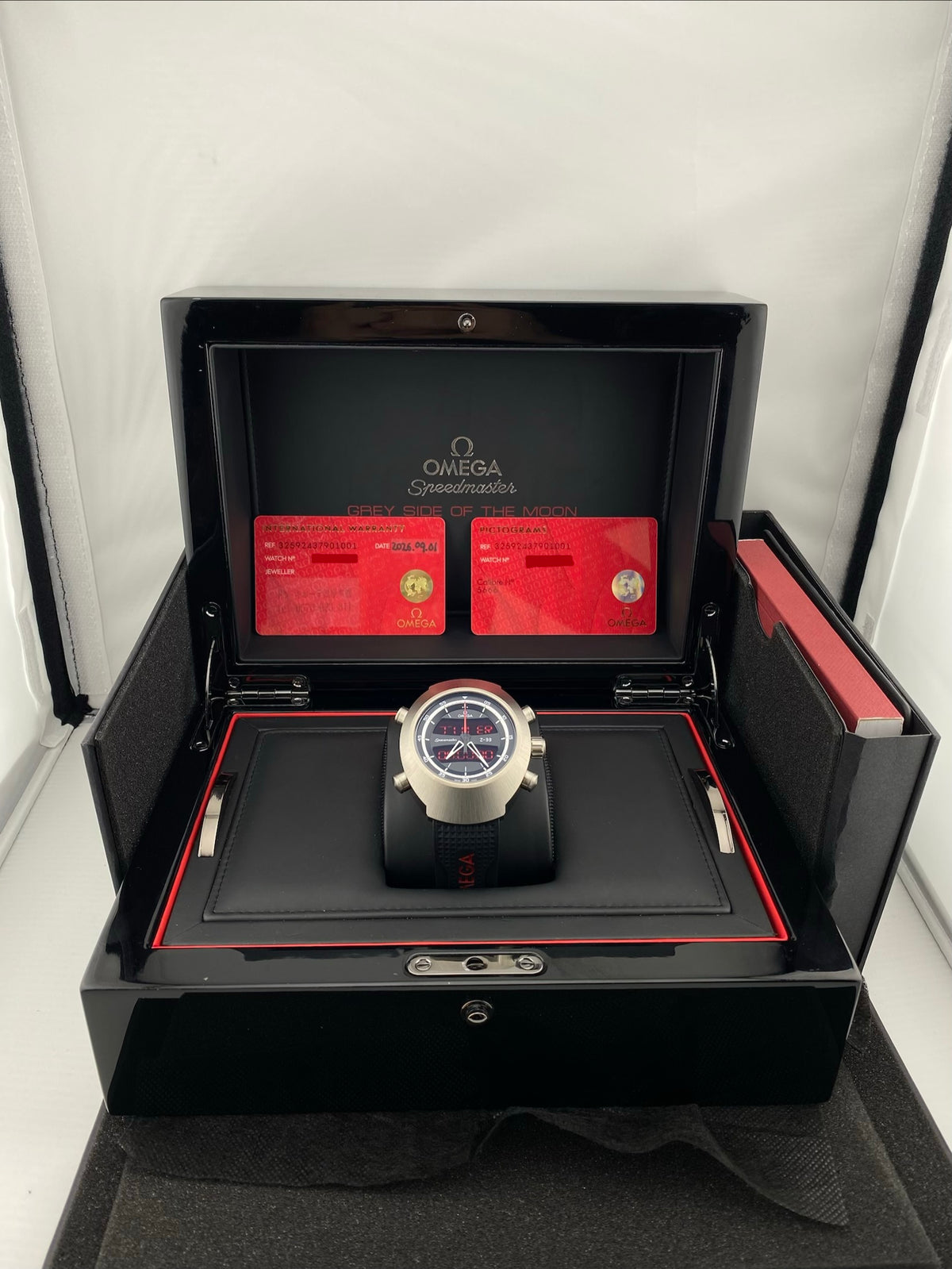 Omega Speedmaster Spacemaster Z‑33 Black Dial on Rubber Ref. 325.92.43.79.01.001 Complete 2026 — view 6
