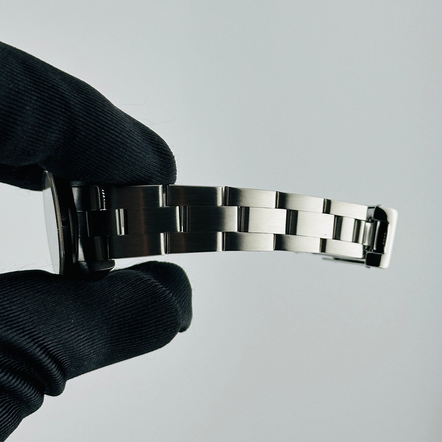 Rolex Oyster Perpetual Black Dial on Oyster Ref. 67230 Papers 1997 — view 4