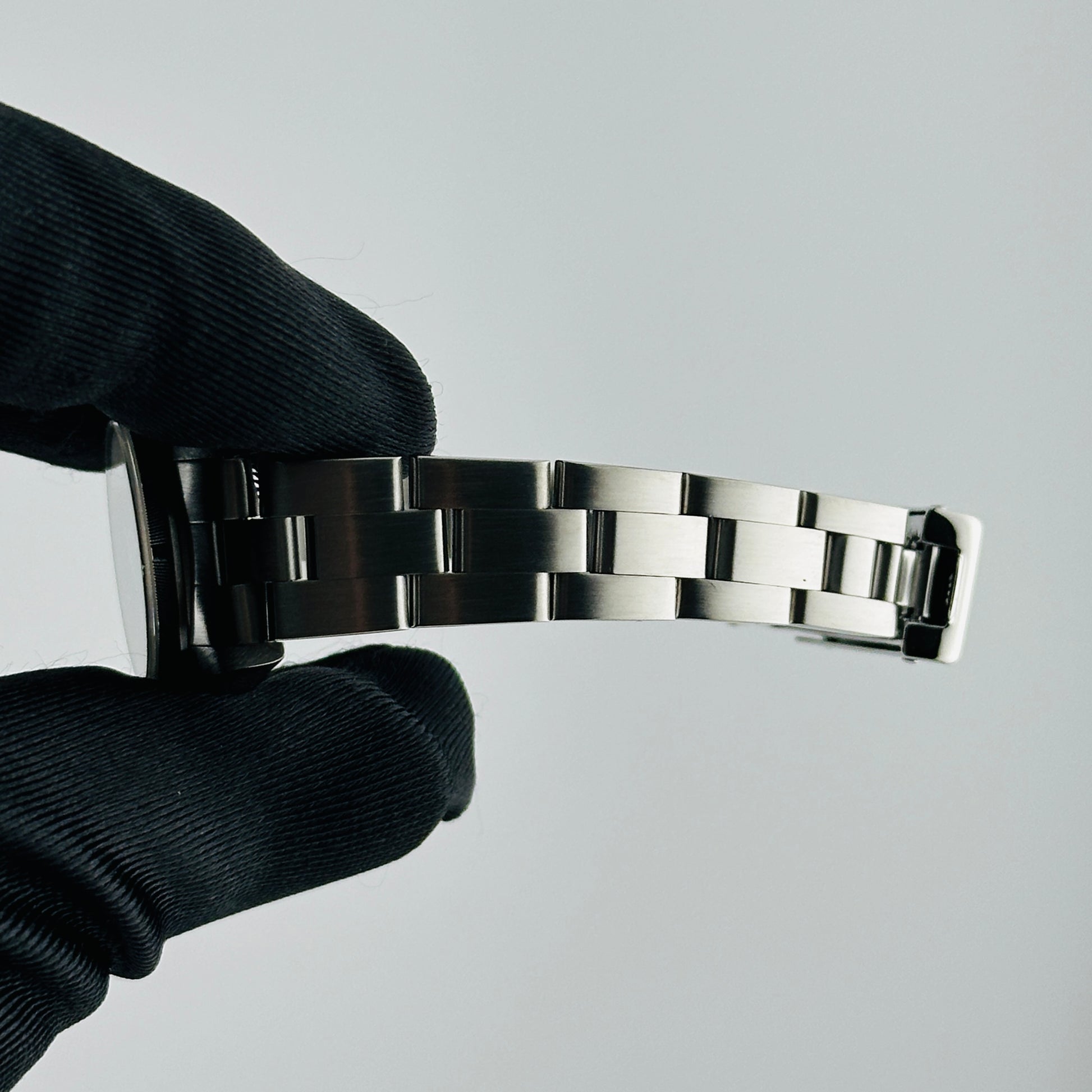 Rolex Oyster Perpetual Black Dial on Oyster Ref. 67230 Papers 1997 — view 4