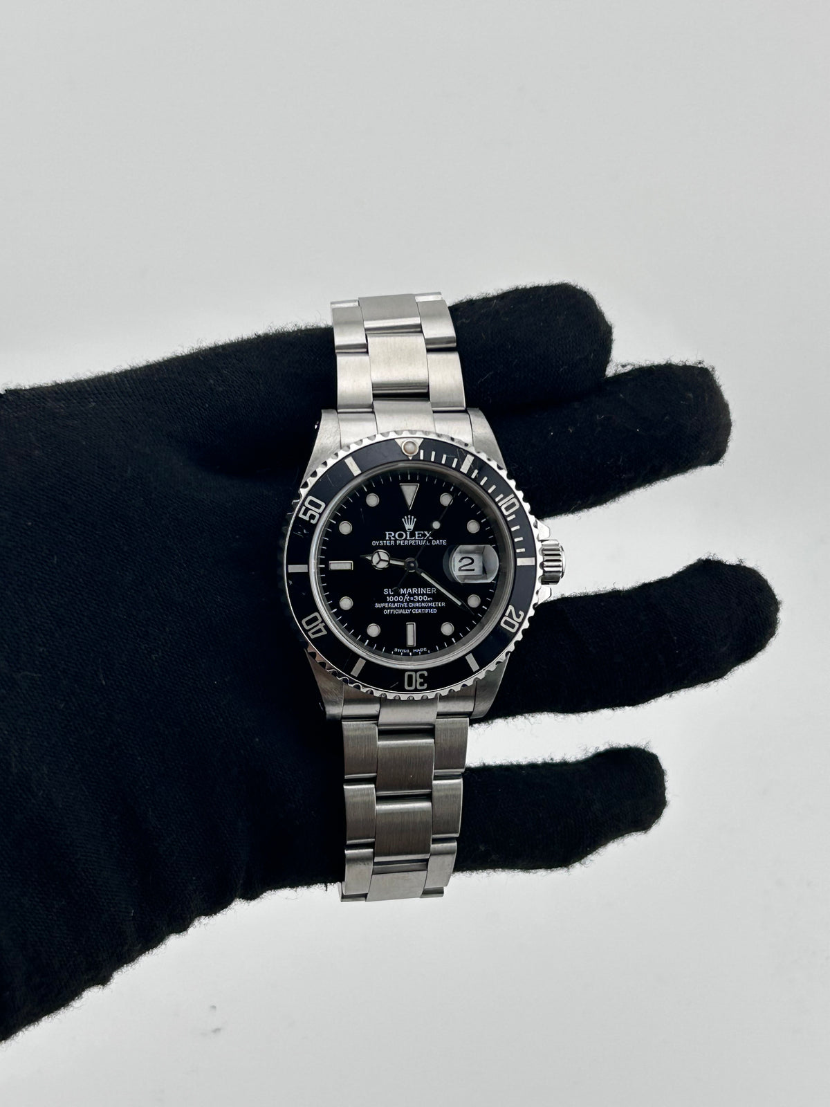 Rolex Submariner Black Dial on Oyster Ref. 16610 Papers 2000 — view 2