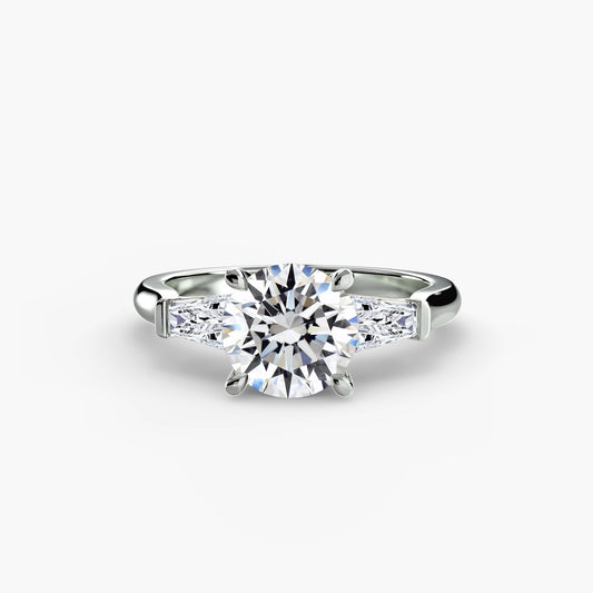 Anillo de tres piedras (piedras laterales baguette)
