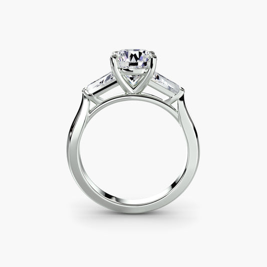 Anillo de tres piedras (piedras laterales baguette)