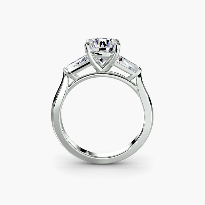 Anillo de tres piedras (piedras laterales baguette)