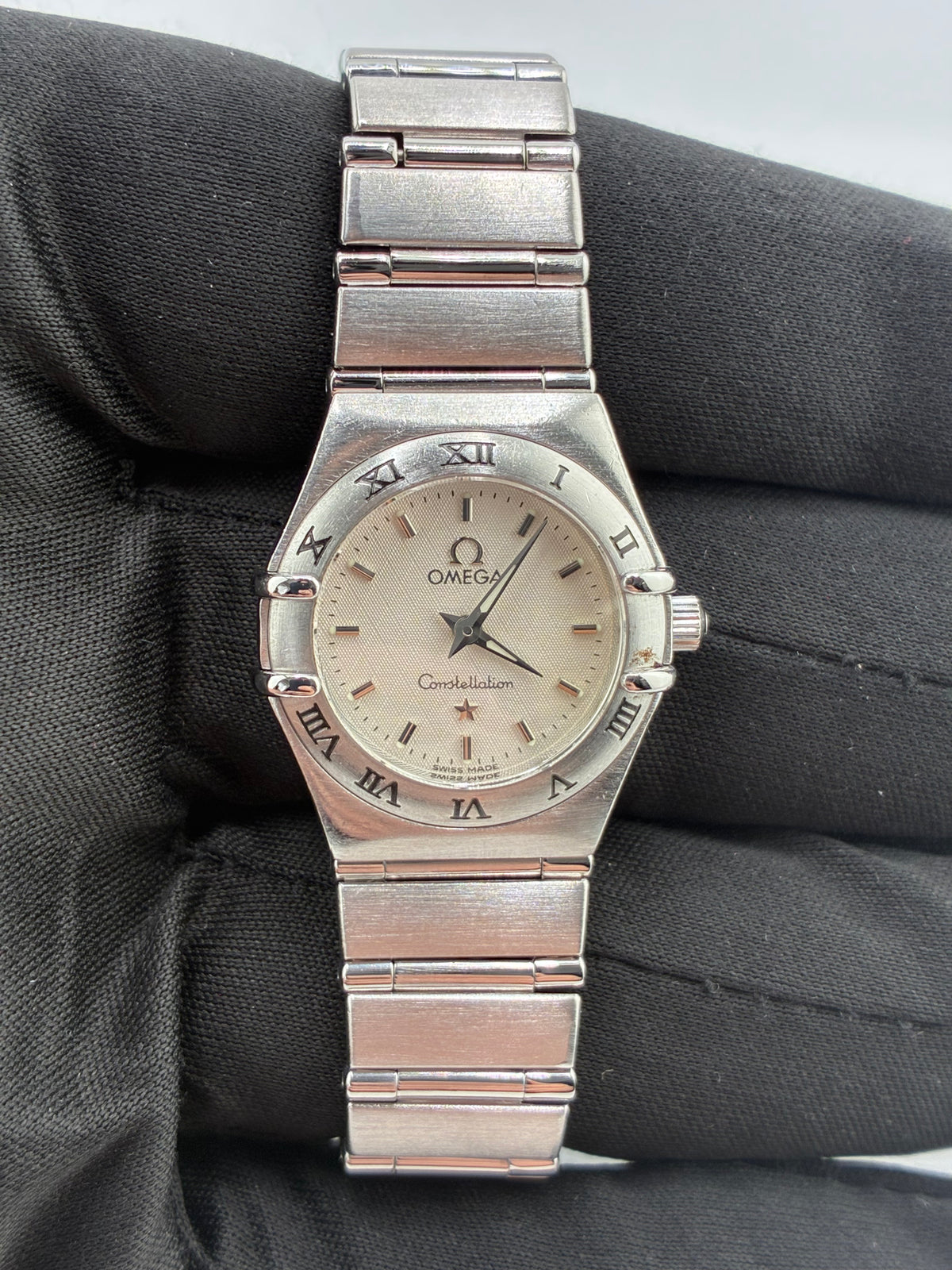 Omega Constellation White Dial on Stainless Steel Bracelet Ref. 1562.3 — view 2