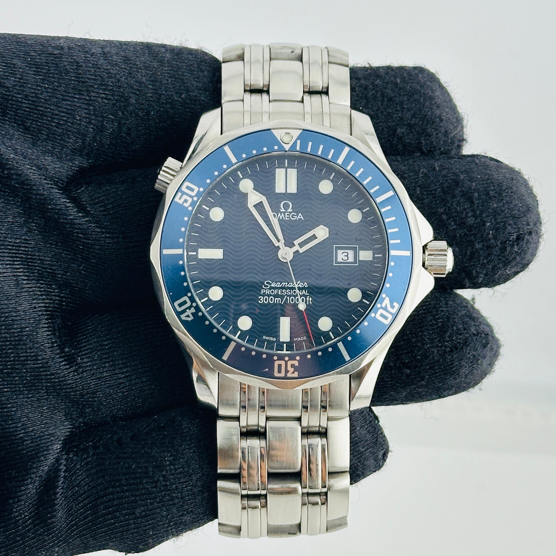 Omega Seamaster Blue Dial on Stainless Steel Bracelet Ref. 2541.80.00 — view 3