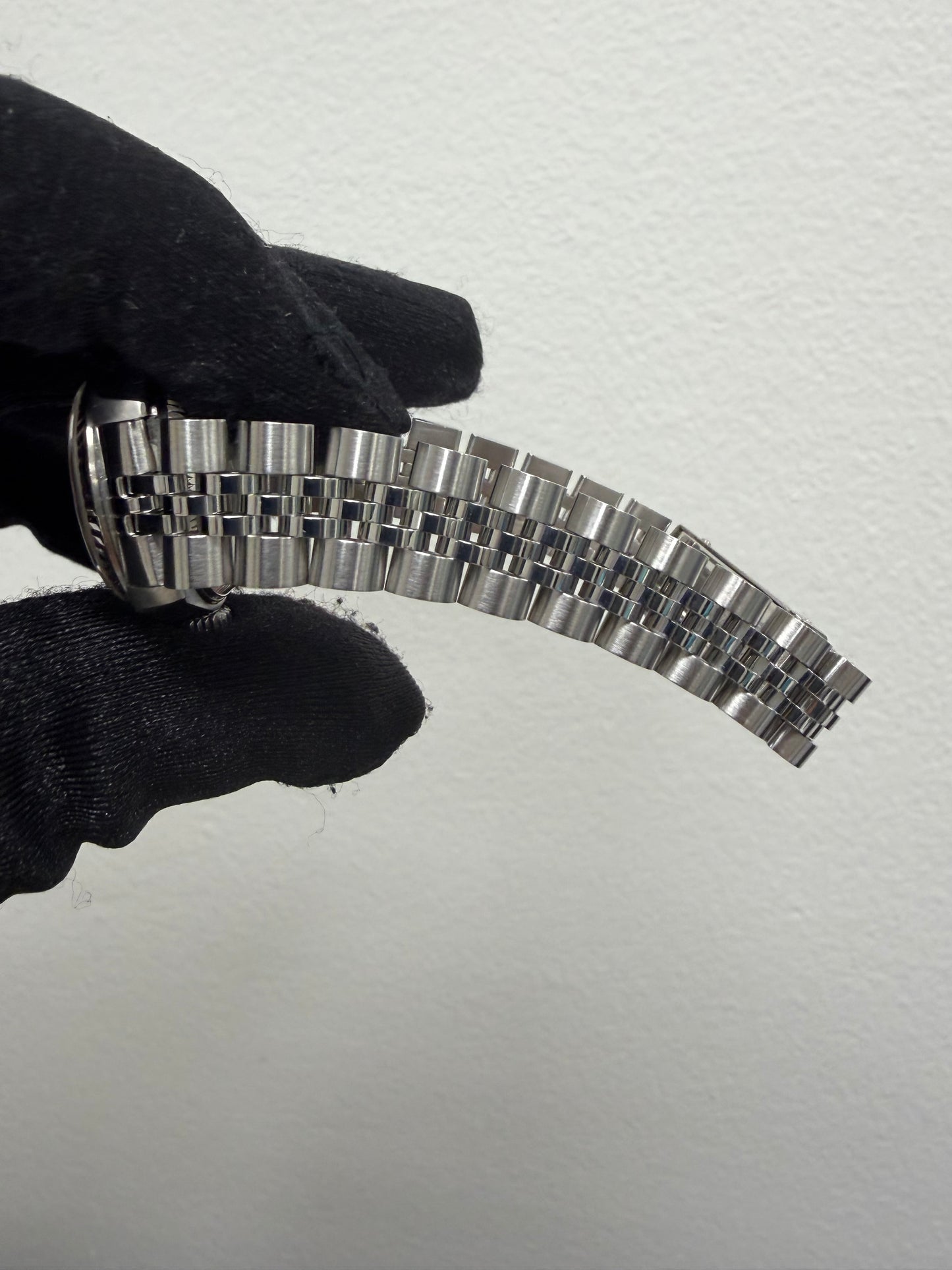 Rolex Datejust White Roman Dial on D Link Jubilee Bracelet Ref. 69174 Papers 1999 — view 4