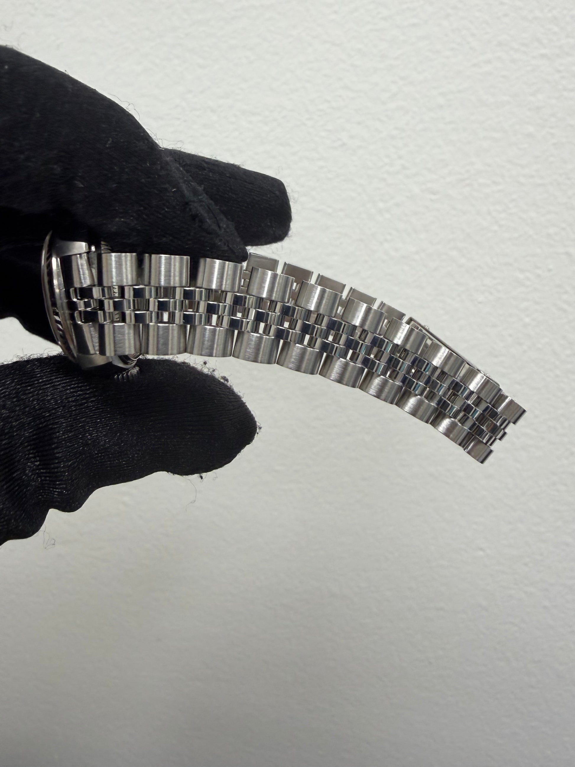 Rolex Datejust White Roman Dial on D Link Jubilee Bracelet Ref. 69174 Papers 1999 — view 4