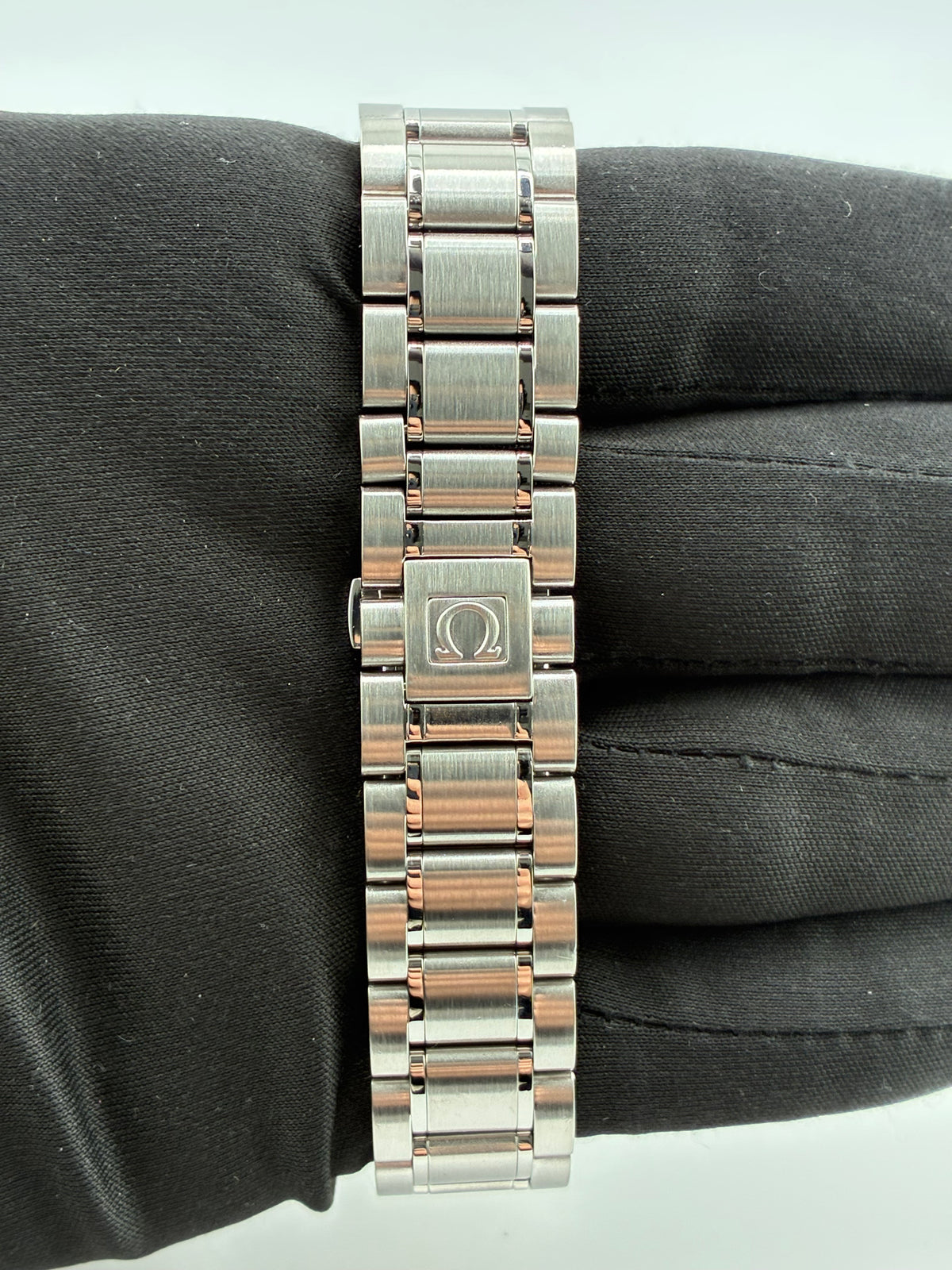 Omega Speedmaster Date Silver Dial on Stainless Steel Bracelet Ref. 3513.30.00 Card 2001 — view 4