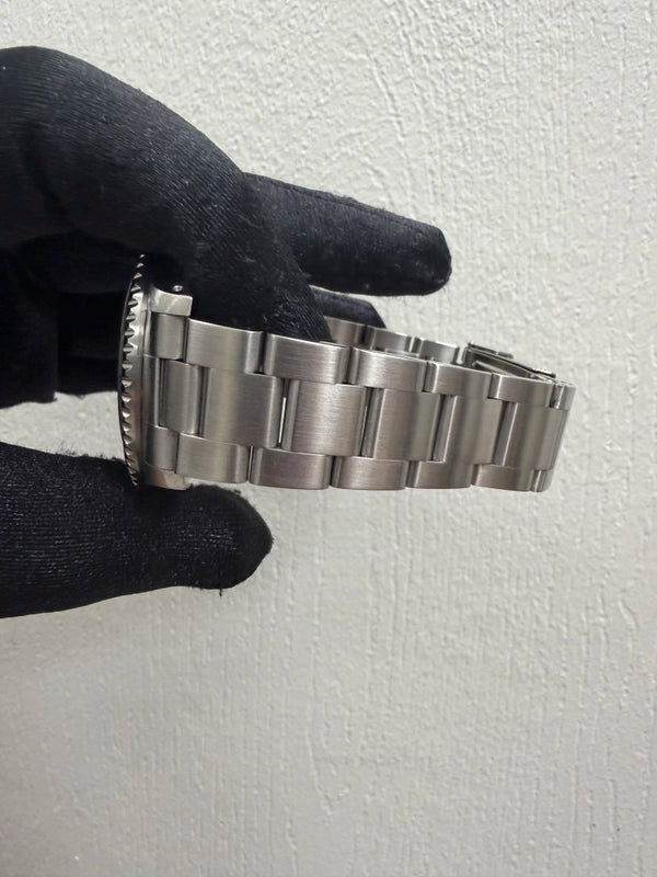 Rolex GMT-Master Black Dial on Oyster Ref 16700 with Papers 1999