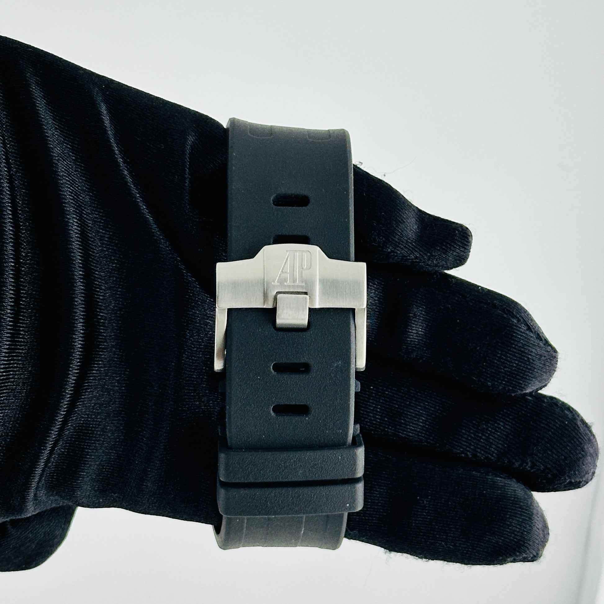 Audemars Piguet Royal Oak Offshore Safari White Dial on Rubber Strap Ref. 26170ST Papers 2011 — view 3