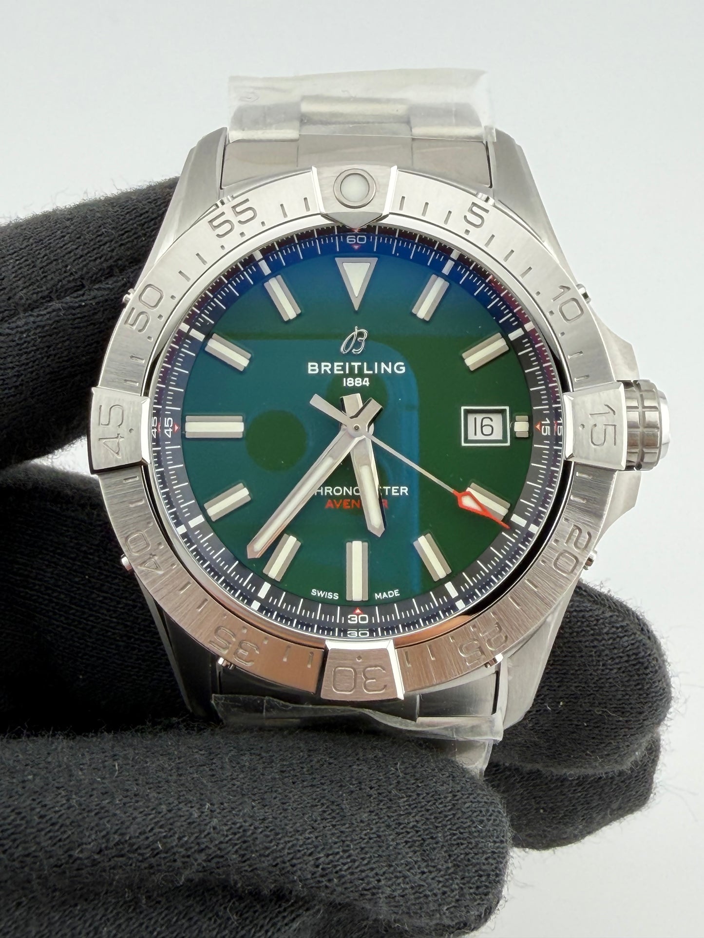Breitling Avenger Automatic Green Dial on Stainless Steel Bracelet Ref. A17328101L1A1 Card 2026 — view 3