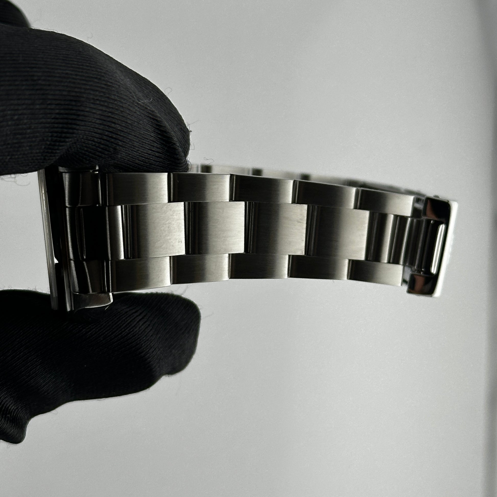 Rolex Oyster Perpetual Black Dial on Oyster Ref. 67480 Papers 1999 — view 4