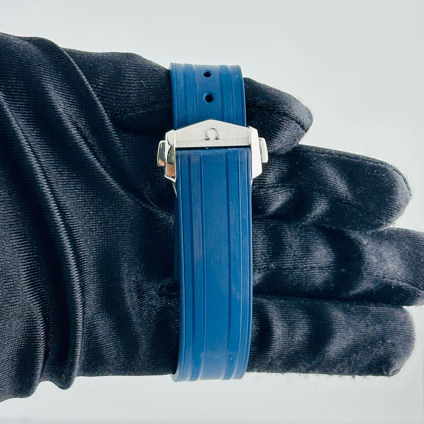 Omega Seamaster Diver James Bond Blue Dial on Rubber Band Ref. 210.30.42.20.03.002 — view 4