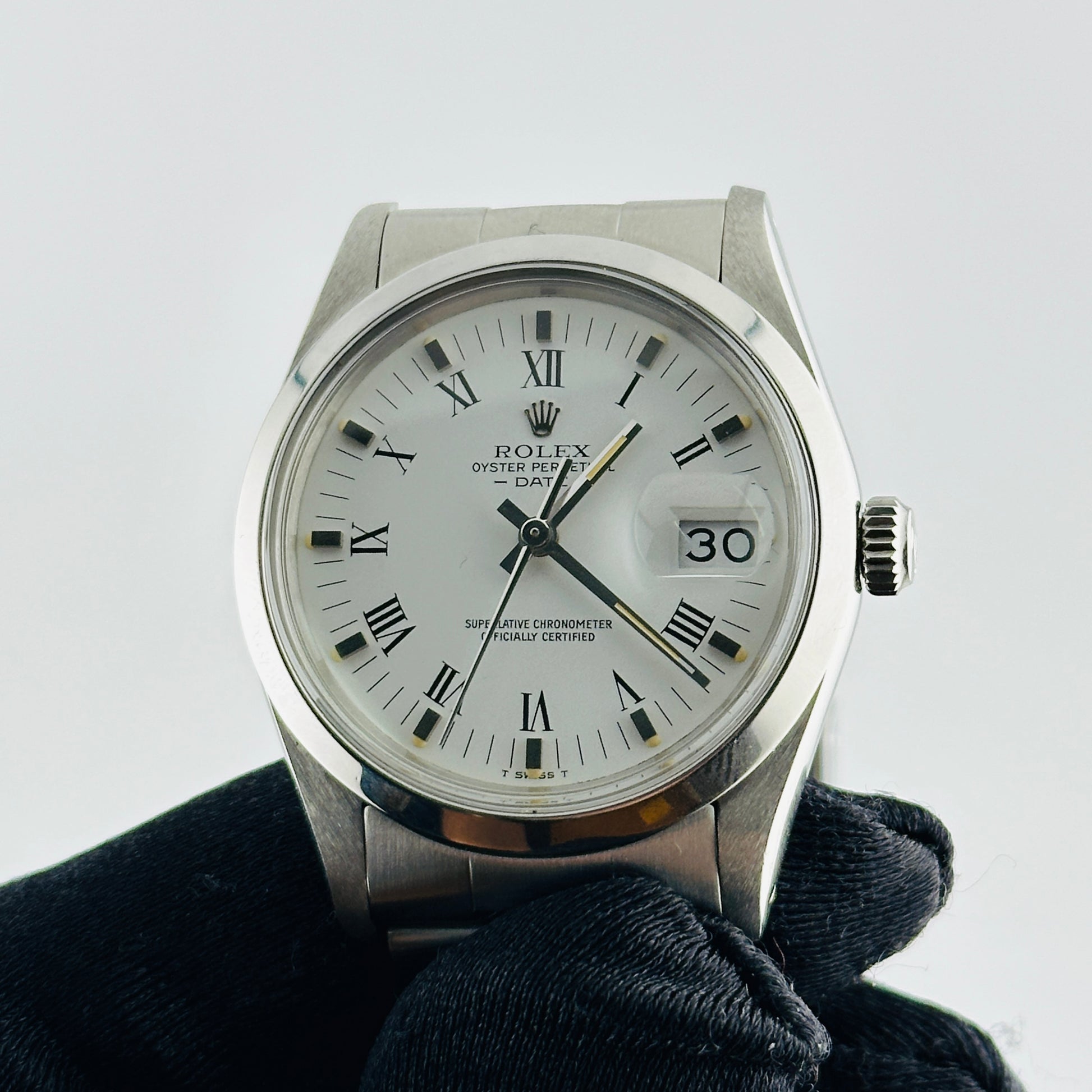 Rolex Oyster Perpetual Date White Roman Dial on Oyster Bracelet Ref. 15000 1982 — view 3