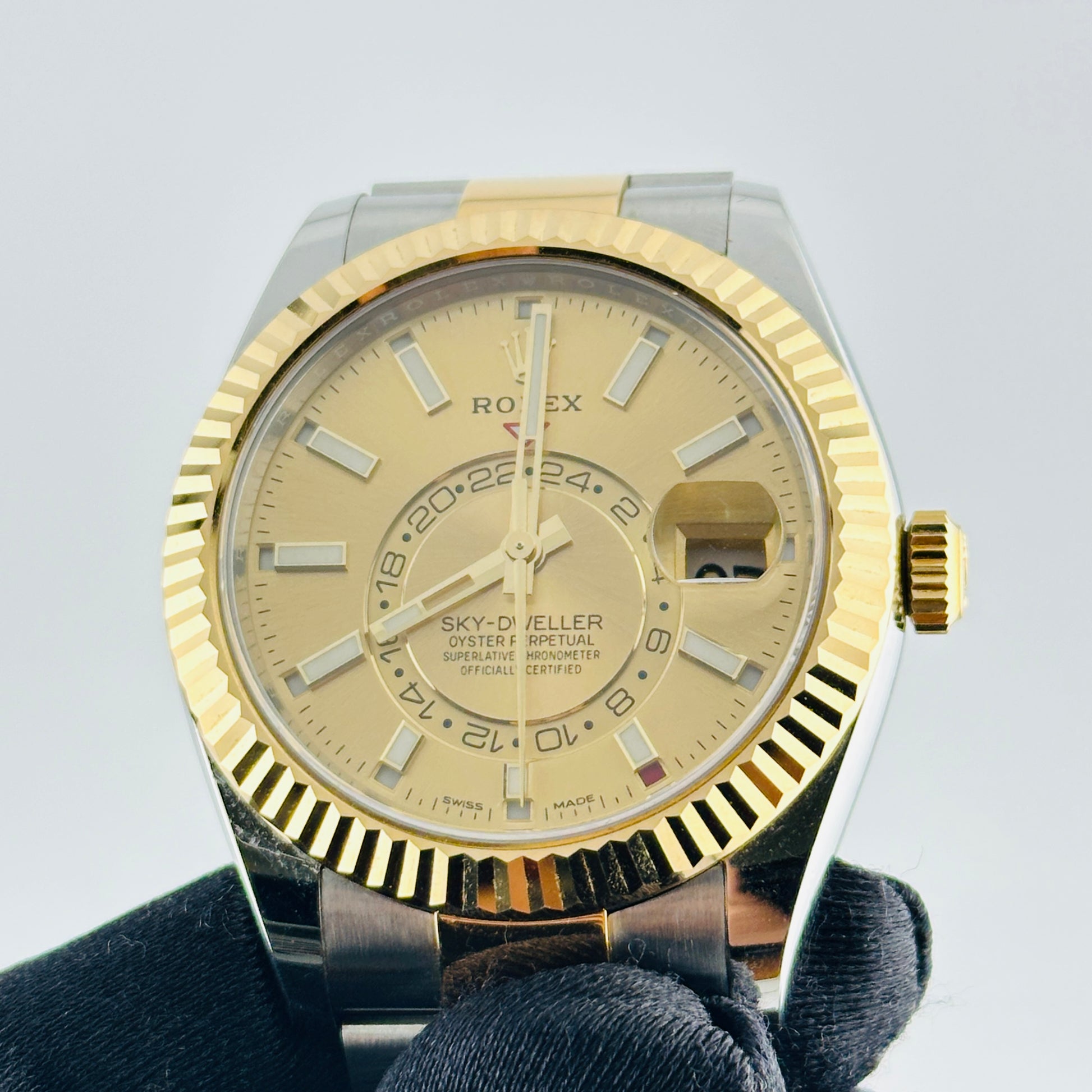 Rolex SkyDweller Champagne Index Dial on Oyster Bracelet Ref. 326933 Card 2018 — view 3