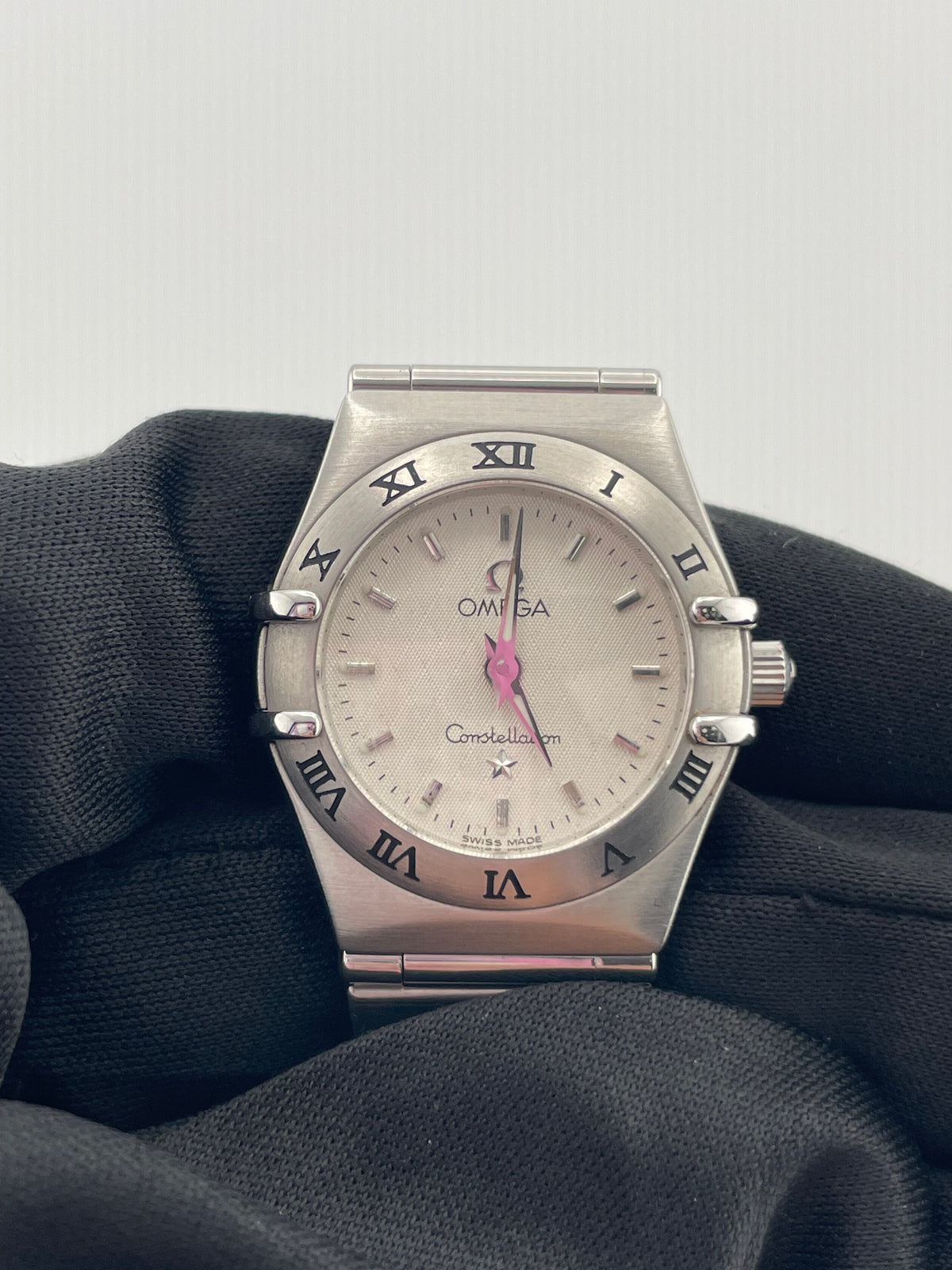 Omega Constellation White Dial on Stainless Steel Bracelet Ref. 1562.3 — view 3