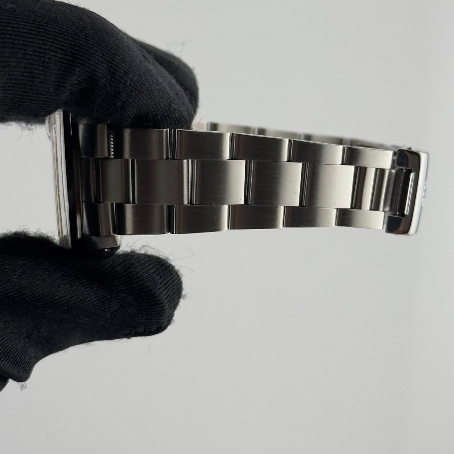 Rolex Oyster Perpetual Date Champagne Dial on Oyster Bracelet Ref. 15000 Papers 1988 — view 4