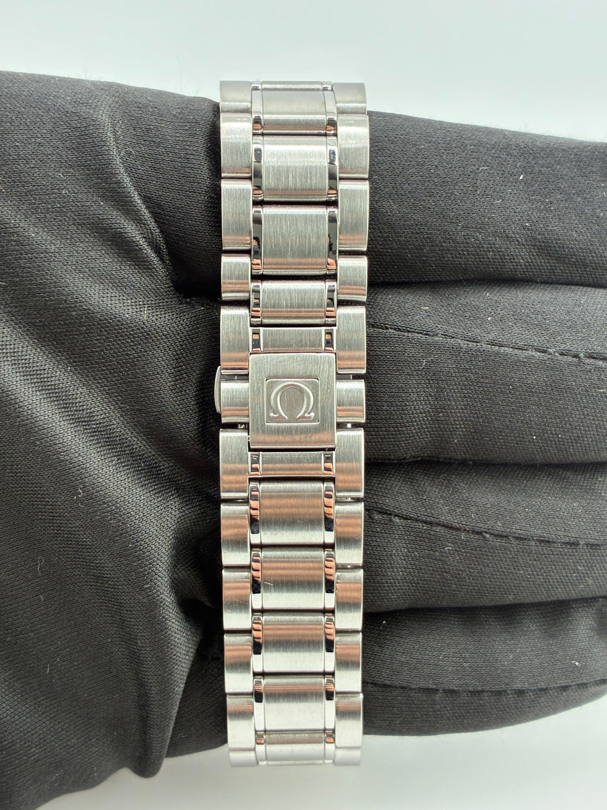 Omega Speedmaster Black Dial on Stainless Steel Bracelet Ref. 3513.52 — view 4
