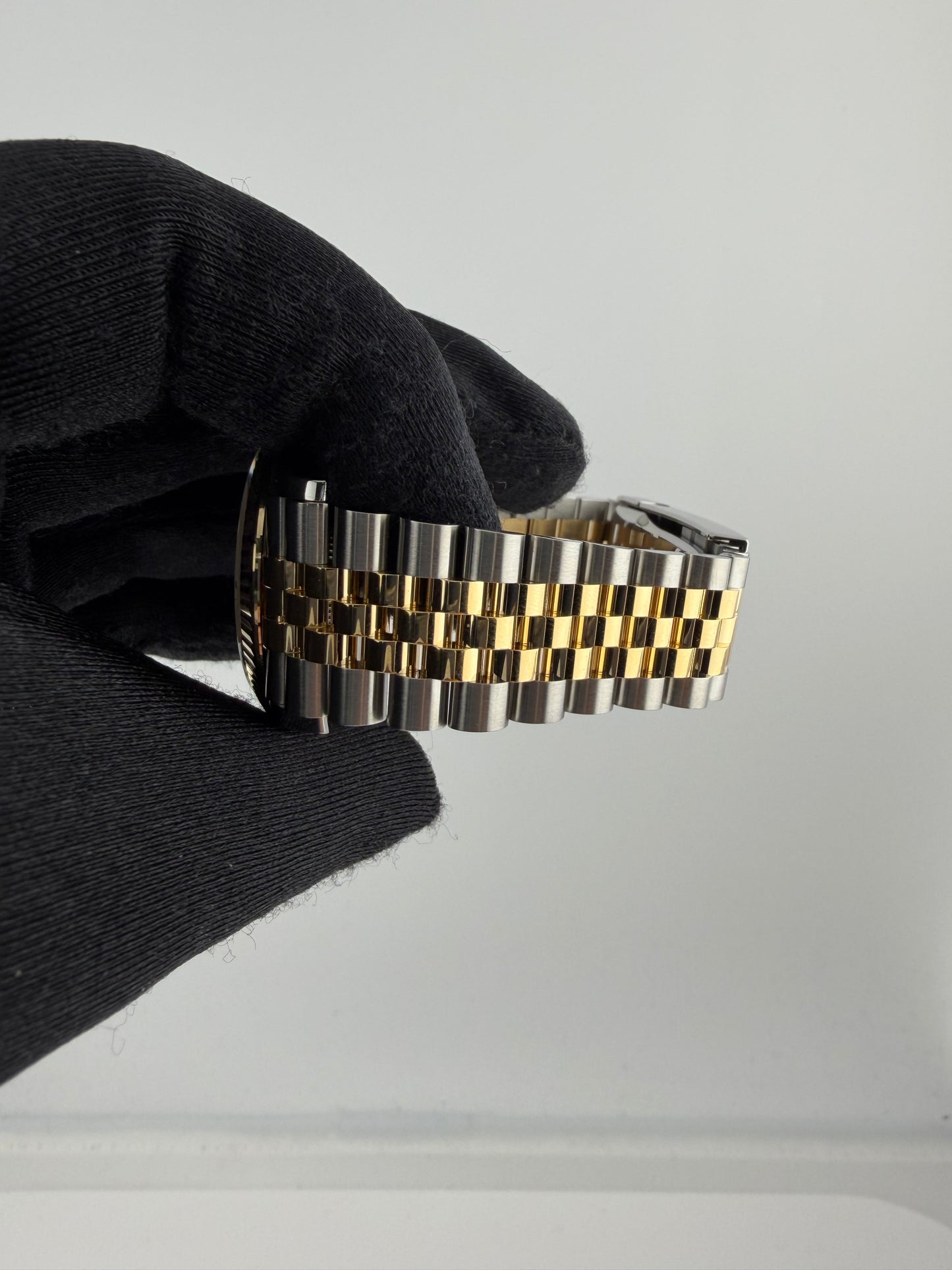 Rolex Datejust Olive Green Roman Dial on Jubilee Ref. 126233 Card 2026 — view 4
