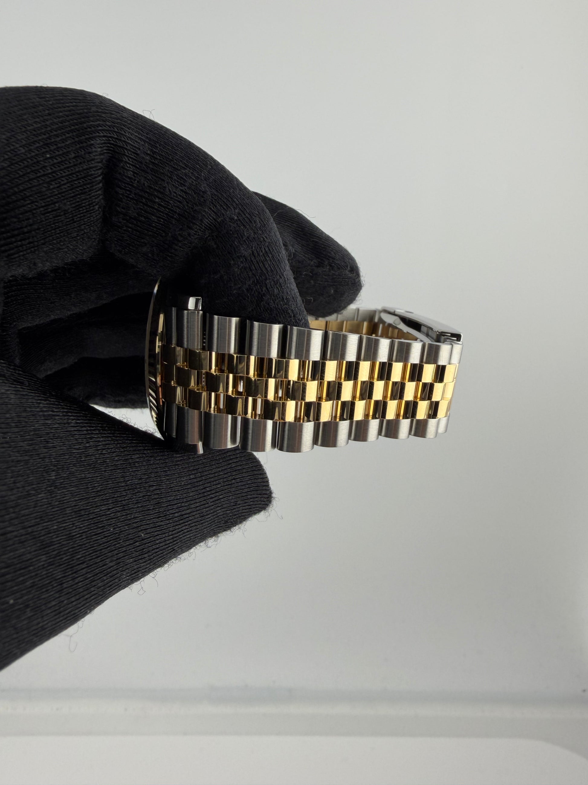 Rolex Datejust Olive Green Roman Dial on Jubilee Ref. 126233 Card 2026 — view 4