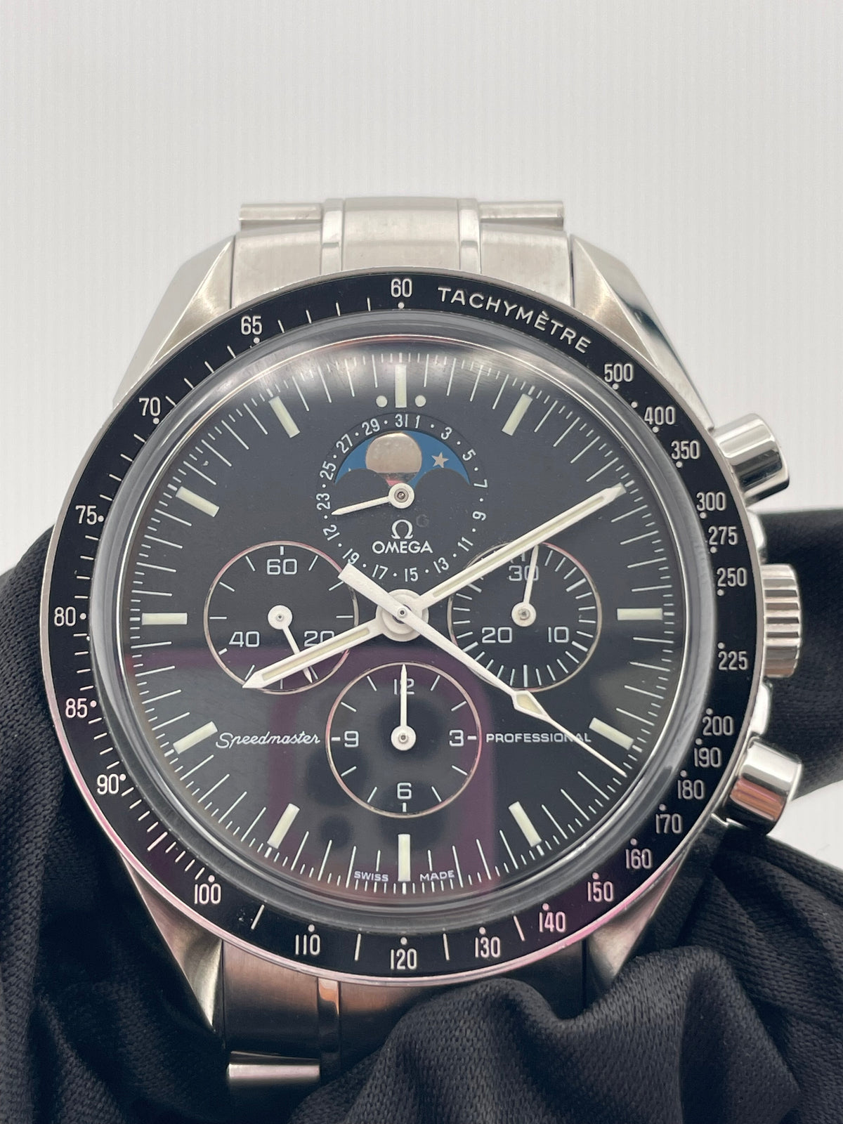 Omega Speedmaster Professional Moonwatch Black Dial on Stainless Steel Bracelet Ref. 3576.5 — view 3