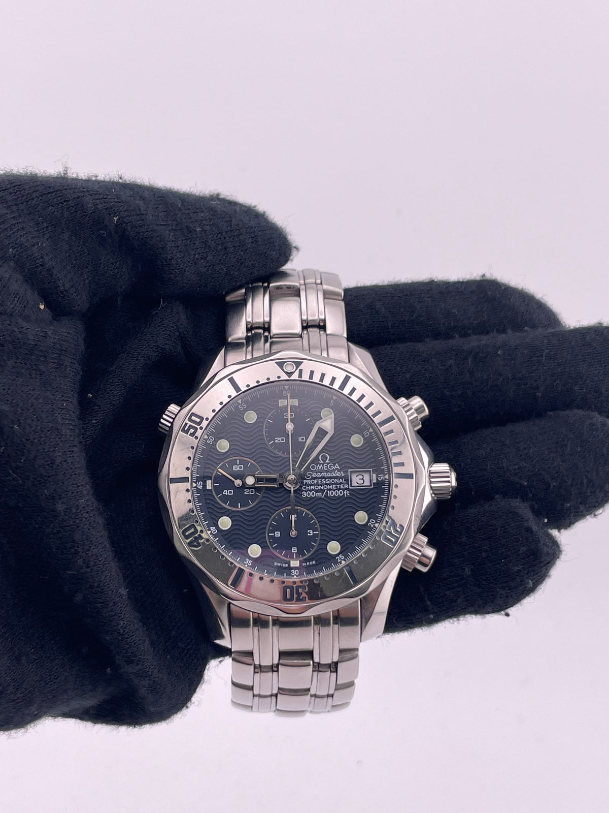 Omega Seamaster Blue Wave Motif Dial on Stainless Steel Bracelet Ref. 2598.80.00 Card 2001 — view 2