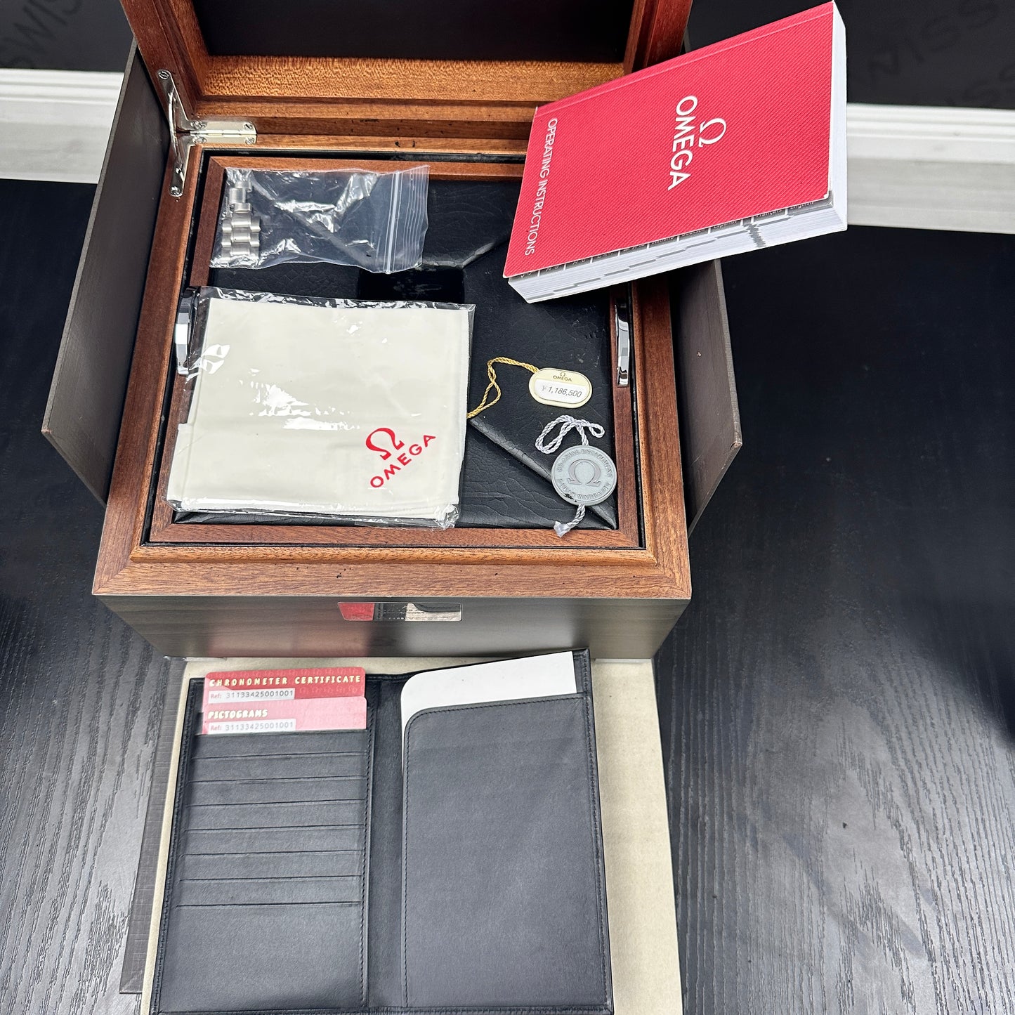 Omega Speedmaster Black Dial on Stainless Steel Bracelet Ref. 311.33.42.50.01.001 Card 2007 — view 6