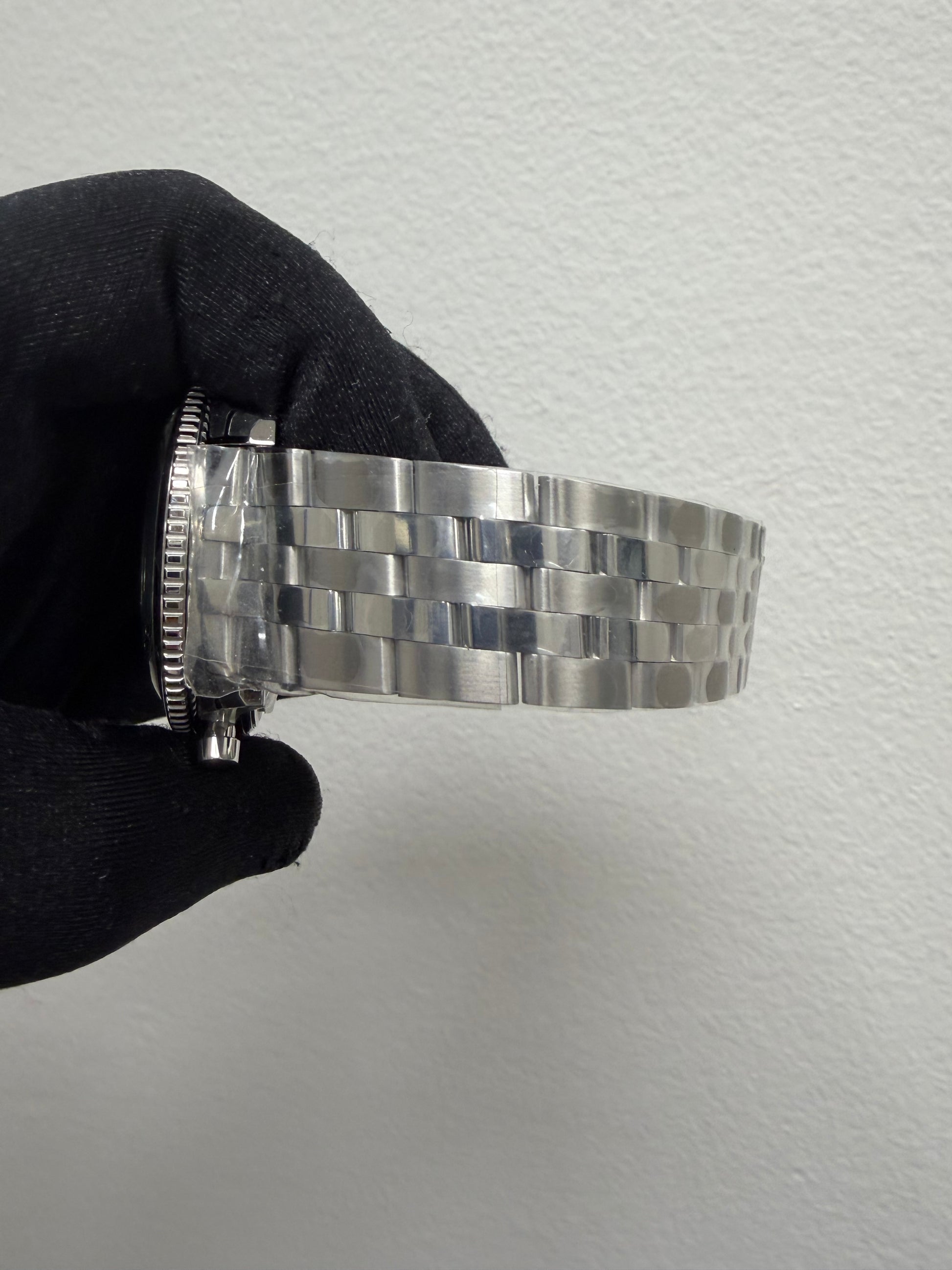 Breitling Super AVI B04 Chronograph GMT Black Dial on Bracelet Ref. AB04453A1B1A1 Card 2026 — view 4