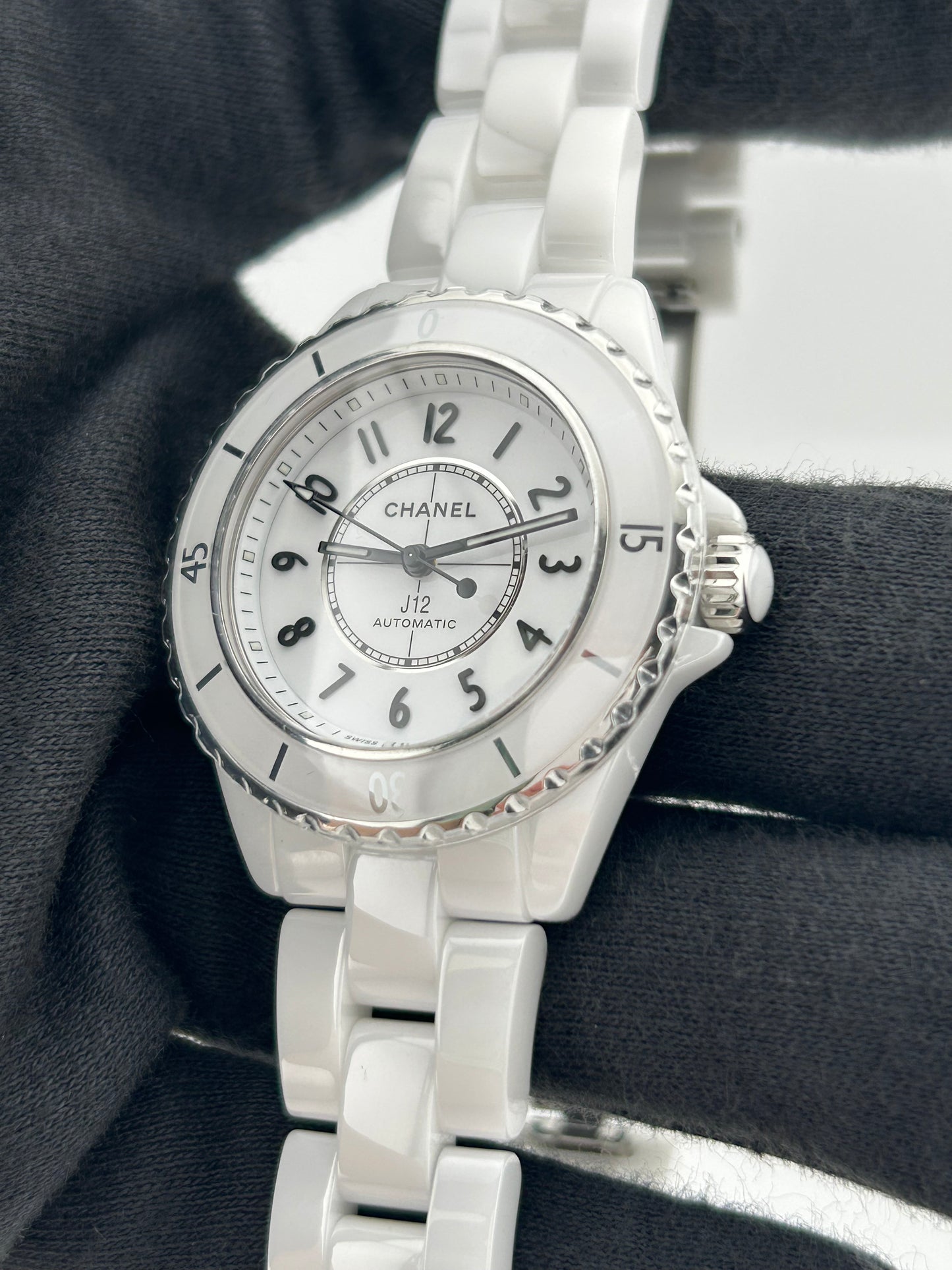 Chanel Chanel J12 White Dial on Ceramic And Steel Ref. H5699 Complete 2026 — view 3