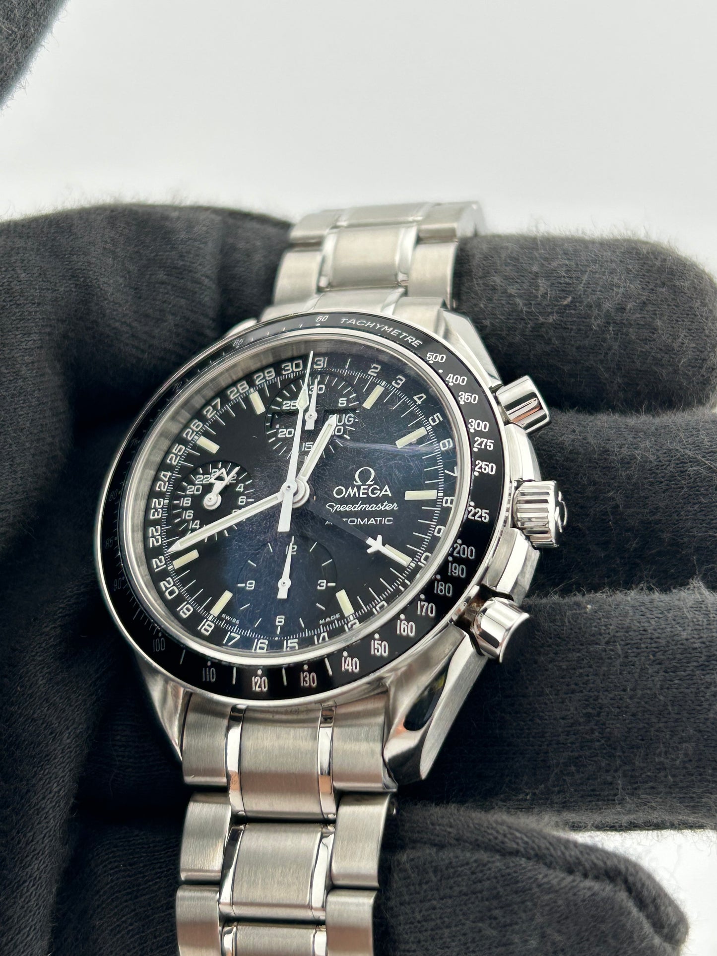 Omega Speedmaster Triple Calendar Black Dial on Stainless Steel Bracelet Ref. 3520.50.00 — view 3