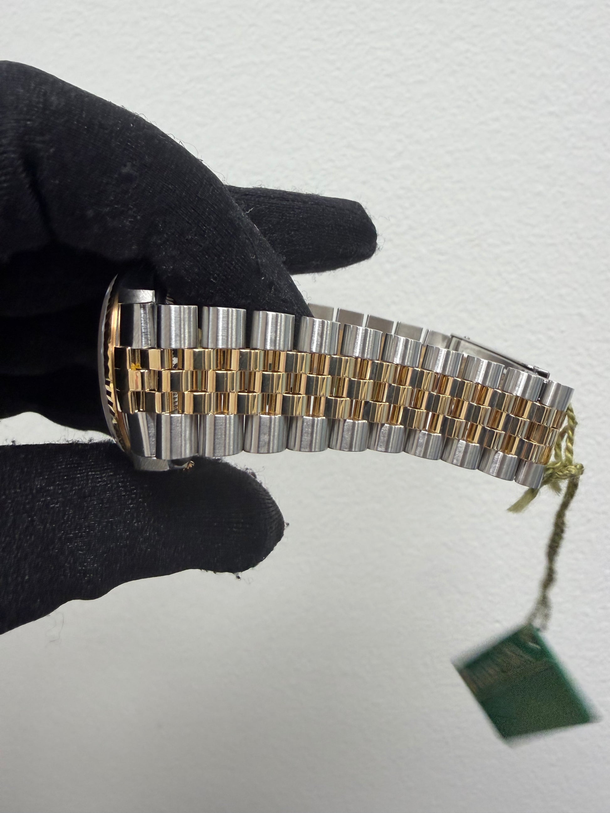 Rolex Datejust 36 Gold Tapestry Stick Dial on Jubilee Ref. 16233 Papers 2004 — view 4