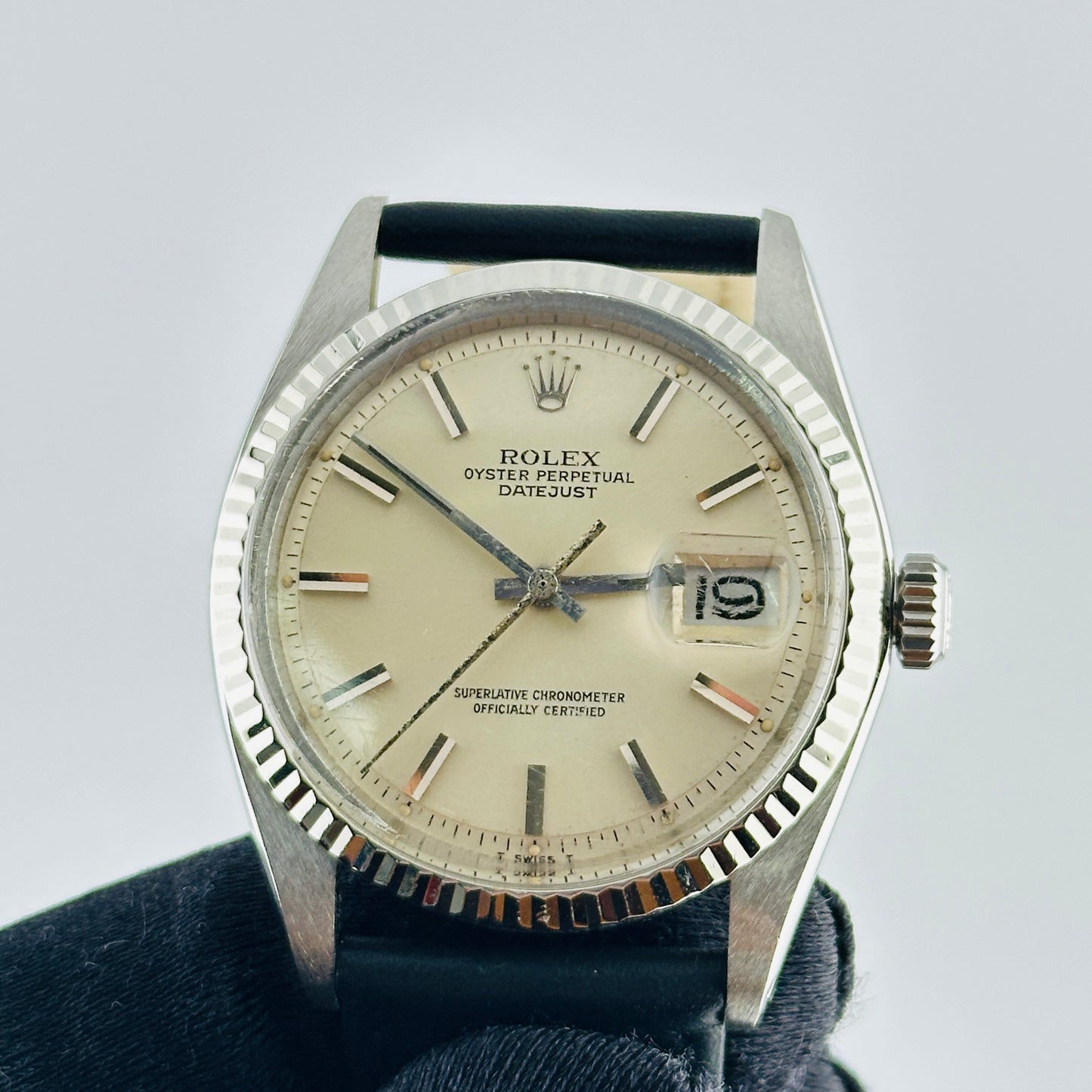 Rolex Datejust Silver Stick Dial on Generic Leather Band Ref. 1601 1976 — view 2