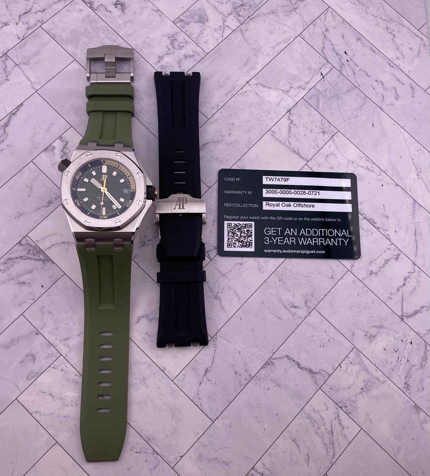 Audemars Piguet Offshore Diver Green Dial on Bracelet Ref. 15720ST.OO.A052CA.01 Card Open Date — view 7