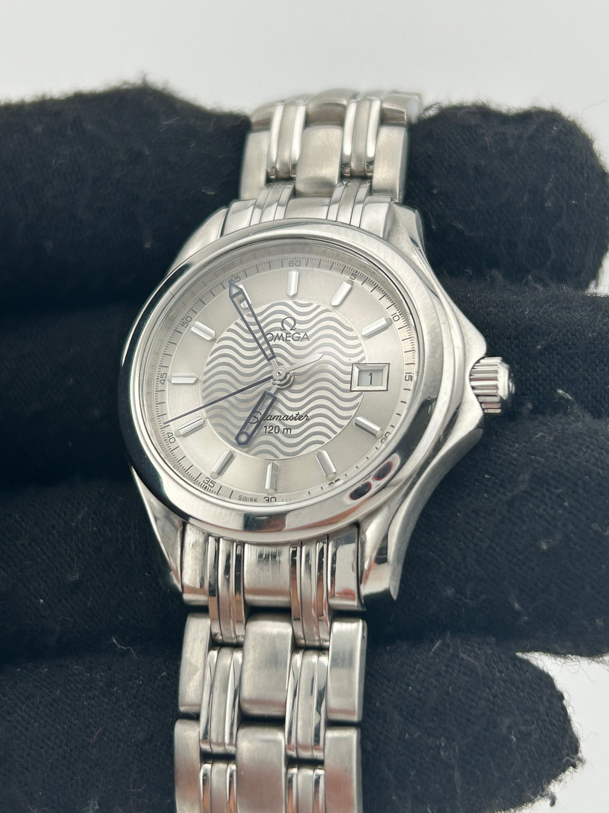 Omega Seamaster Date Silver Wave Motif Dial on Stainless Steel Bracelet Ref. 2571.31 — view 3
