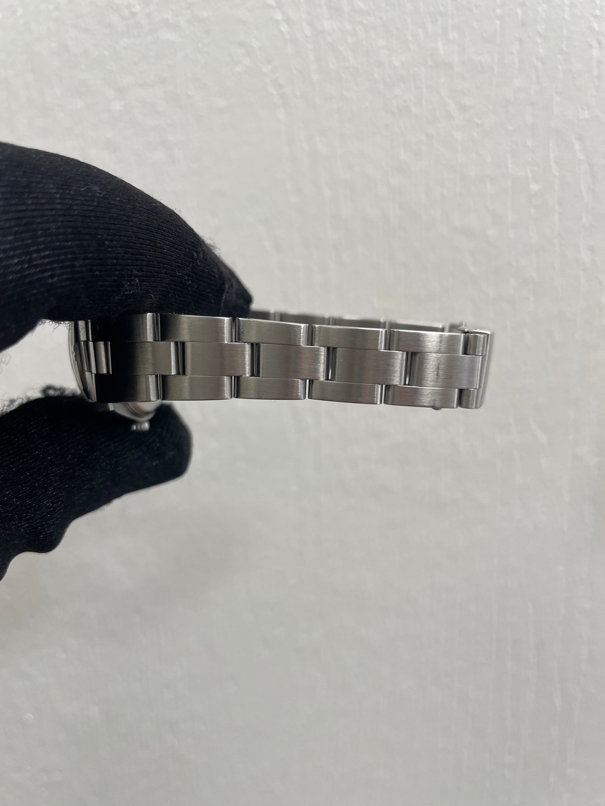 Rolex Oyster Perpetual Silver Dial on Oyster Ref. 76030 Papers 2000 — view 4
