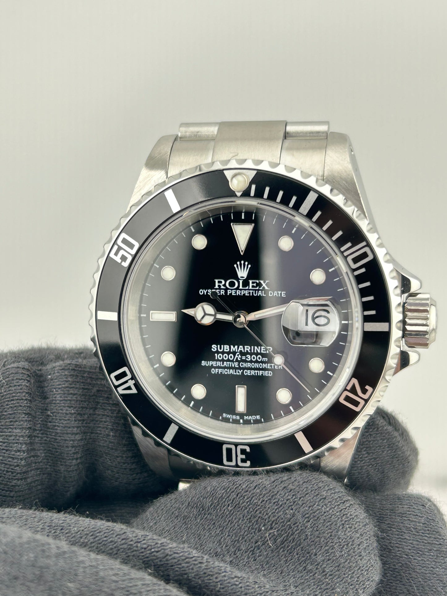 Rolex Submariner Date Black Dial on Oyster Ref. 16610 Papers 2002 — view 3