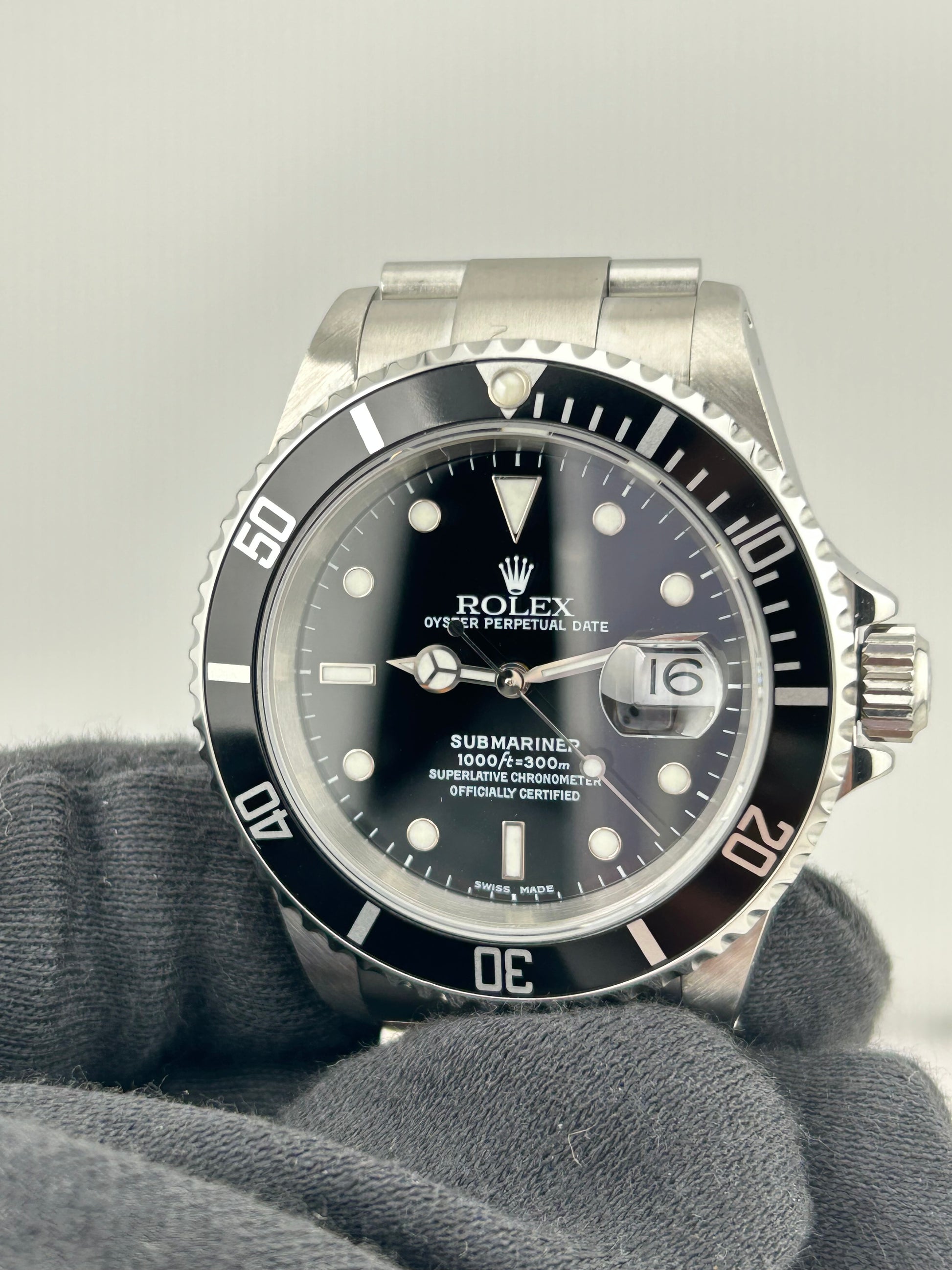 Rolex Submariner Date Black Dial on Oyster Ref. 16610 Papers 2002 — view 3