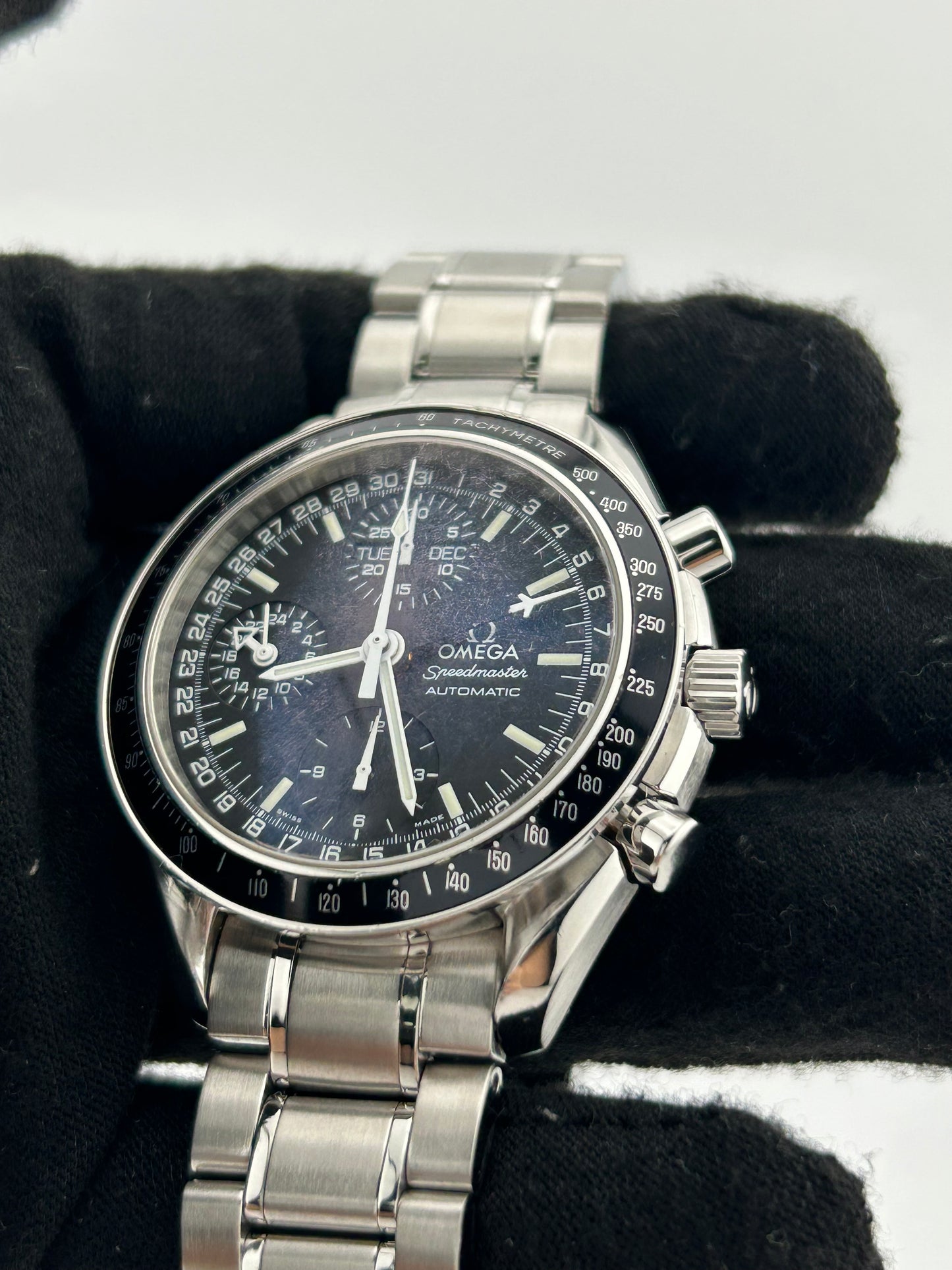 Omega Speedmaster Triple Calendar Black Dial on Stainless Steel Bracelet Ref. 3520.50.00 — view 3