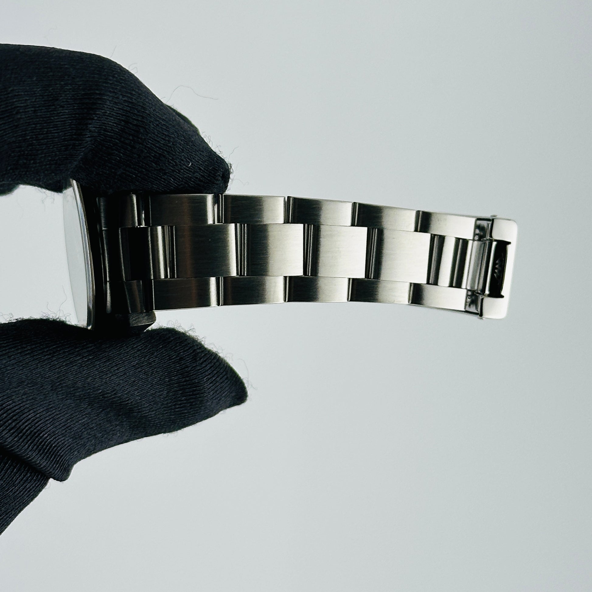 Rolex Oyster Perpetual Black Dial on Oyster Ref. 67480 1997 — view 4