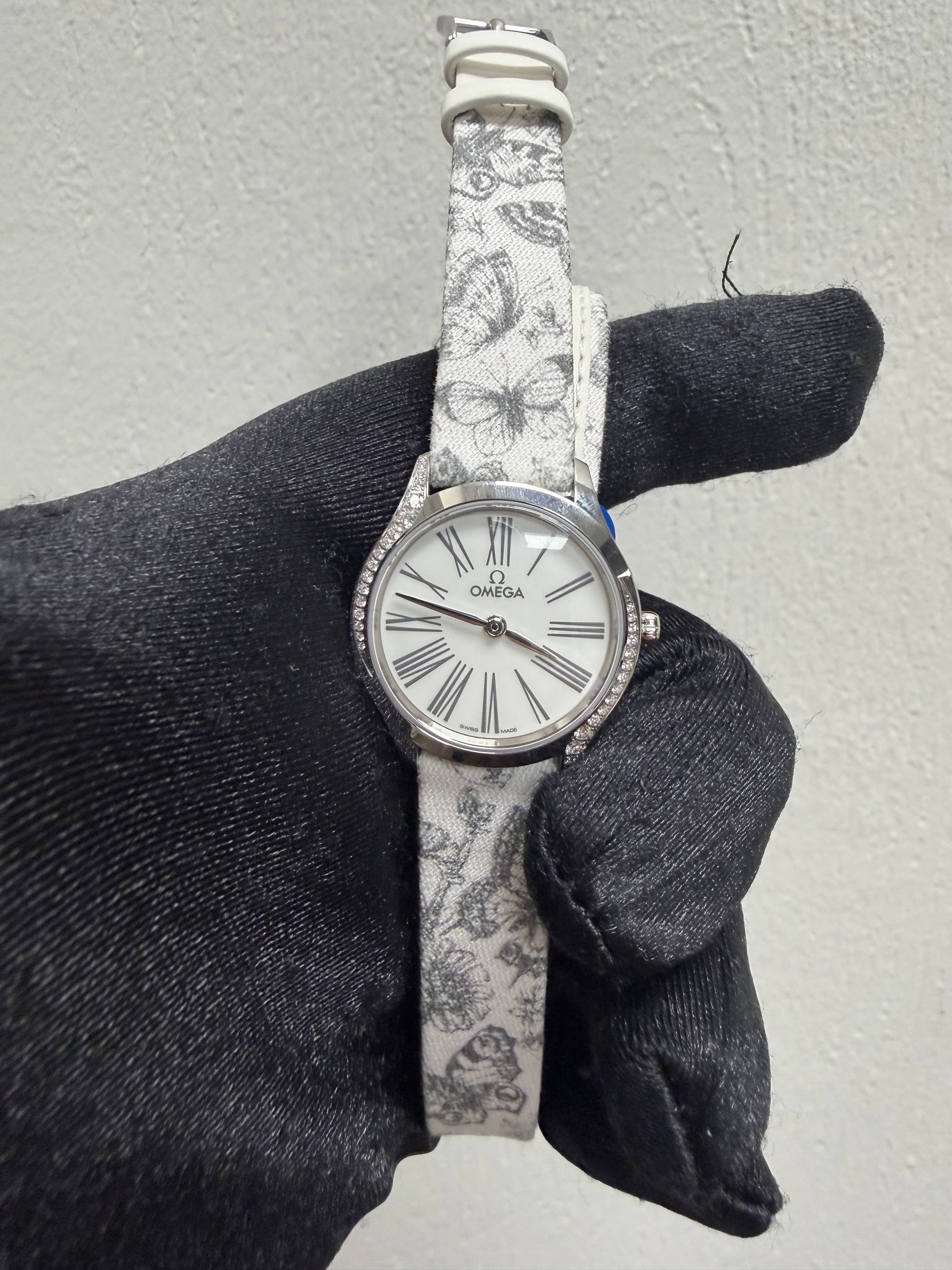 Omega De Ville Mini Tr√©sor Quartz White Dial on Fabric Strap Ref. 428.17.26.60.04.002 Card Open Date — view 2