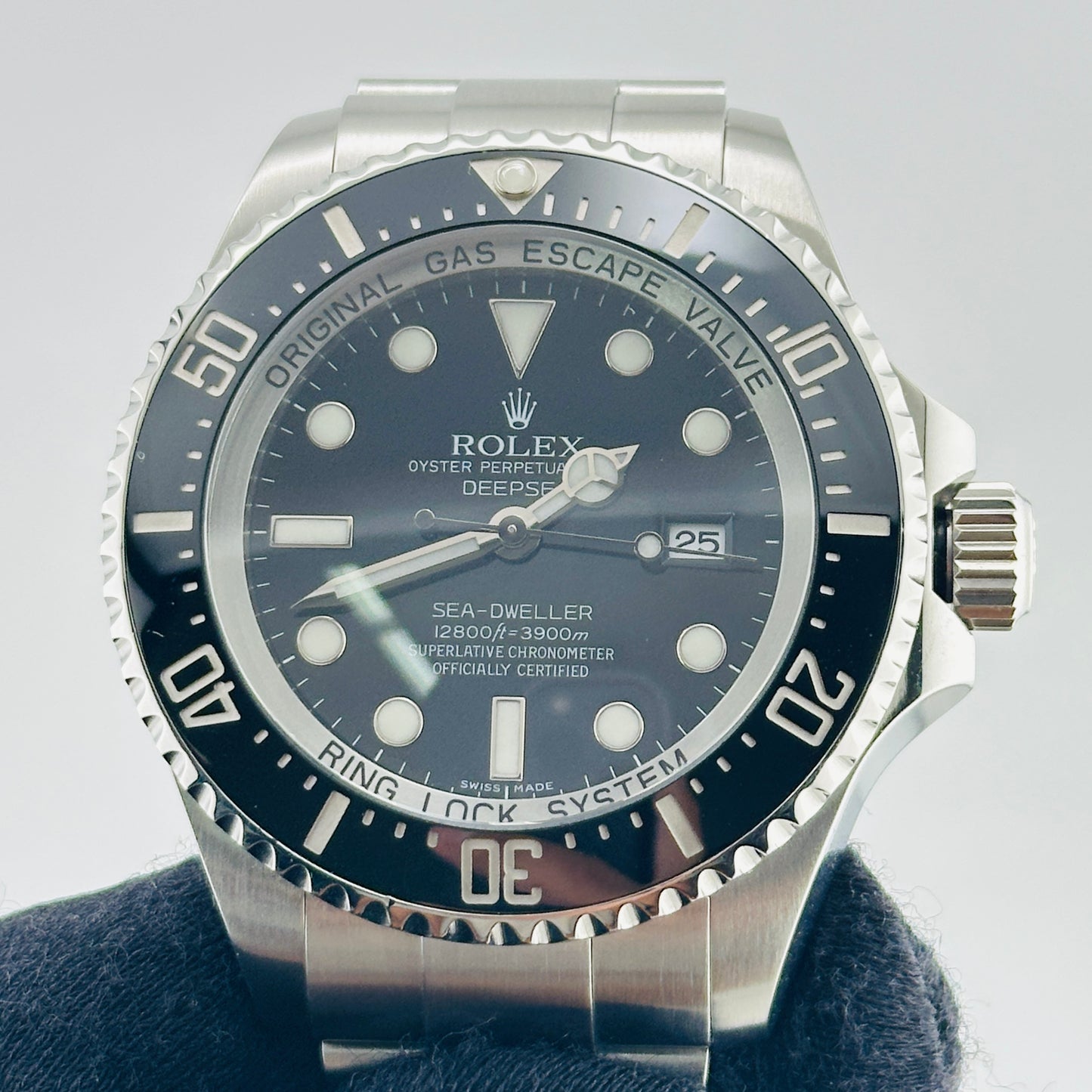 Rolex Sea-Dweller Deepsea Black Dial on Oyster Bracelet Ref. 116660 Card 2009 — view 3