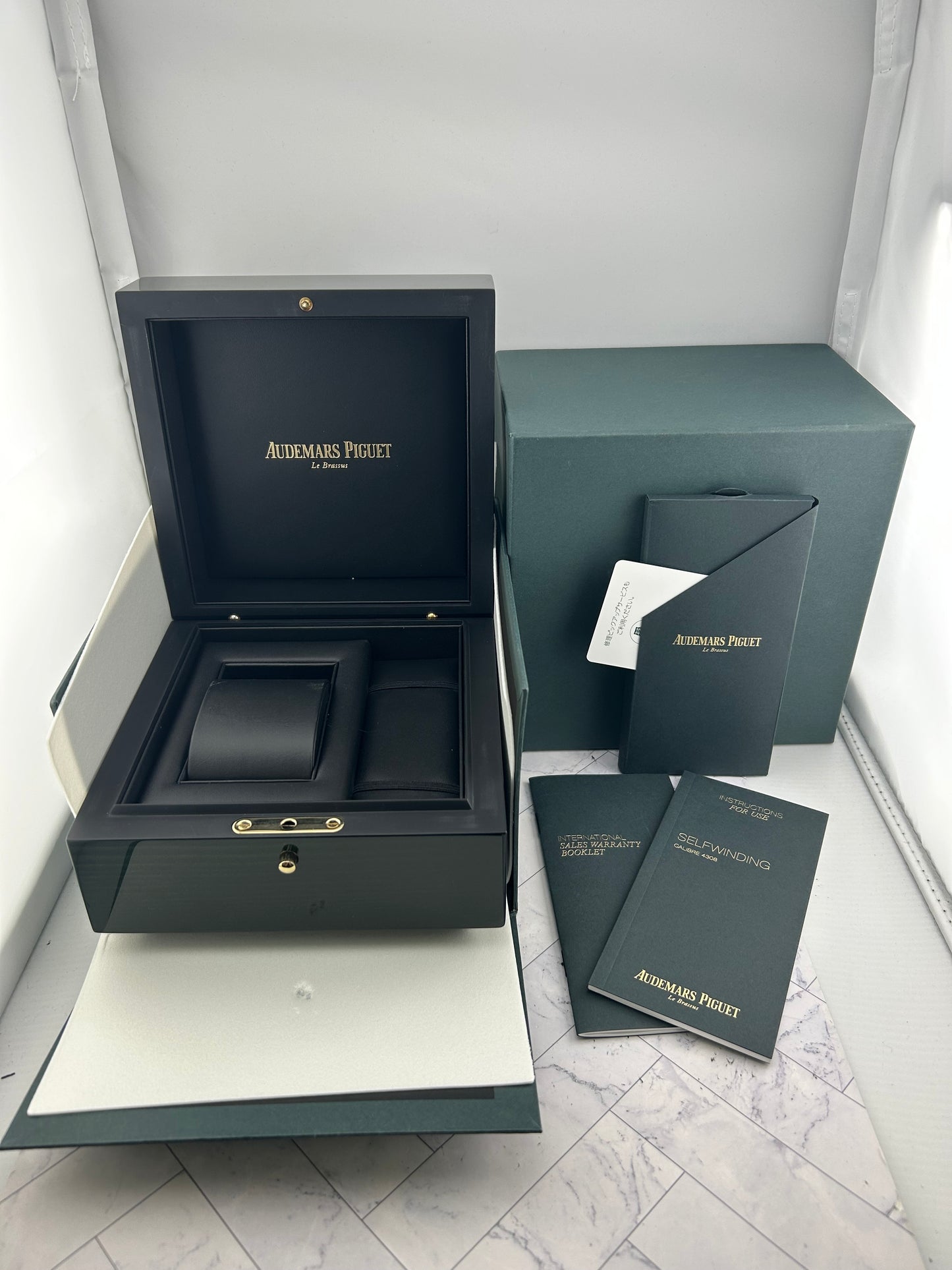 Audemars Piguet Offshore Diver Green Dial on Bracelet Ref. 15720ST.OO.A052CA.01 Card Open Date — view 8