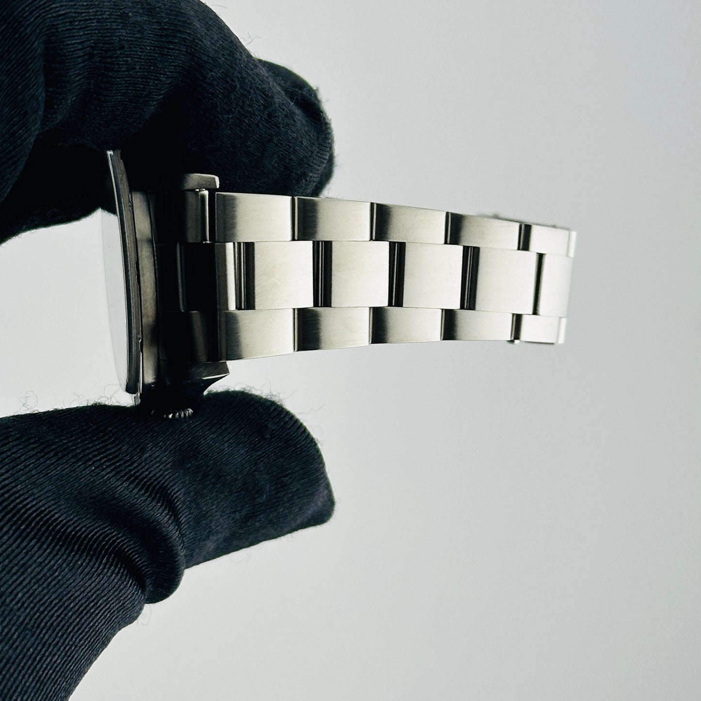 Rolex Air-King Black Dial on Oyster Bracelet Ref. 14010M 2006 — view 5