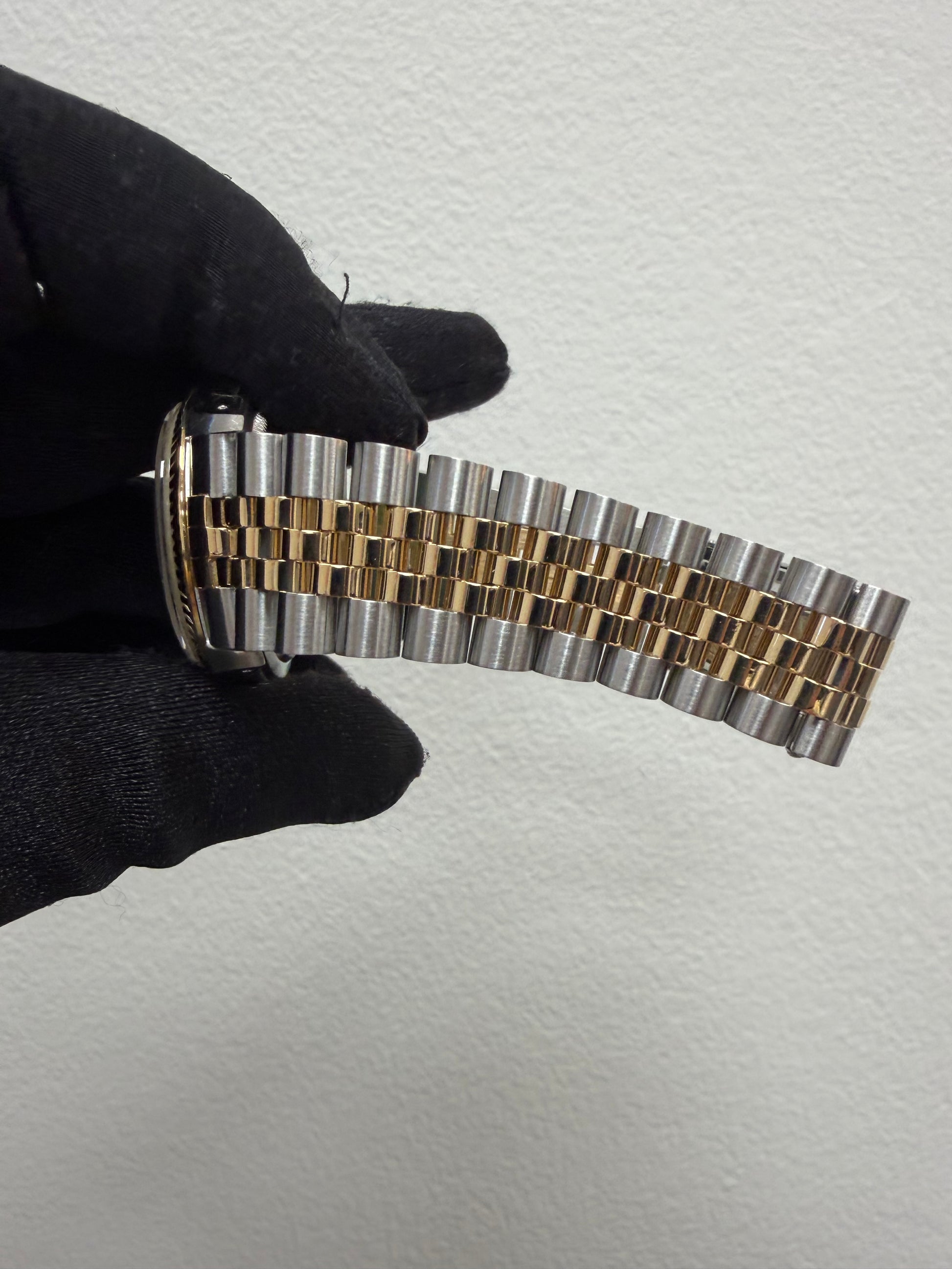 Rolex Datejust 36 Champagne Diamond Dial on Jubilee Ref. 16233 Papers 1988 — view 4