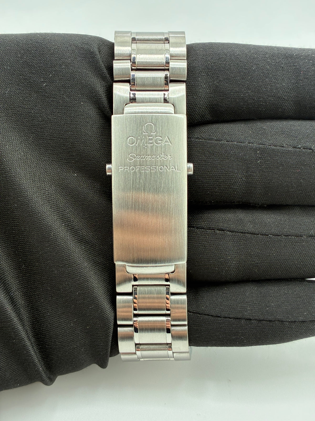 Omega Seamaster Diver 300 M Black Dial on Stainless Steel Bracelet Ref. 2254.5 — view 4