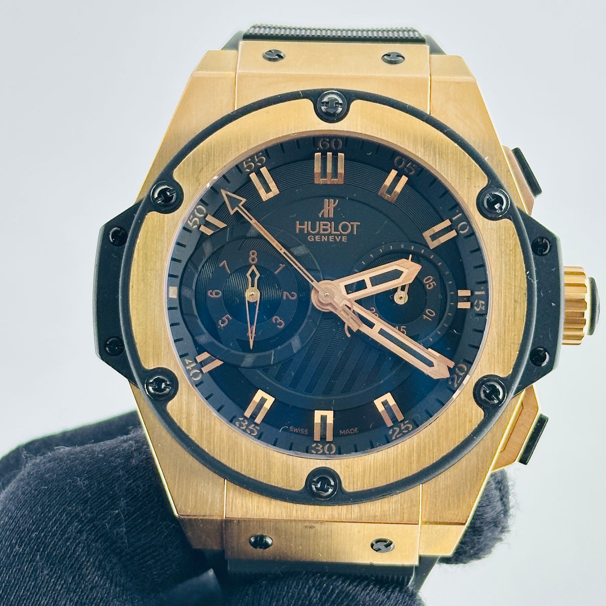 Hublot King Power Foudroyante Black Dial on Rubber Rose Gold Folding Clasp Ref. 715.PX.1128.RX 18K — view 3