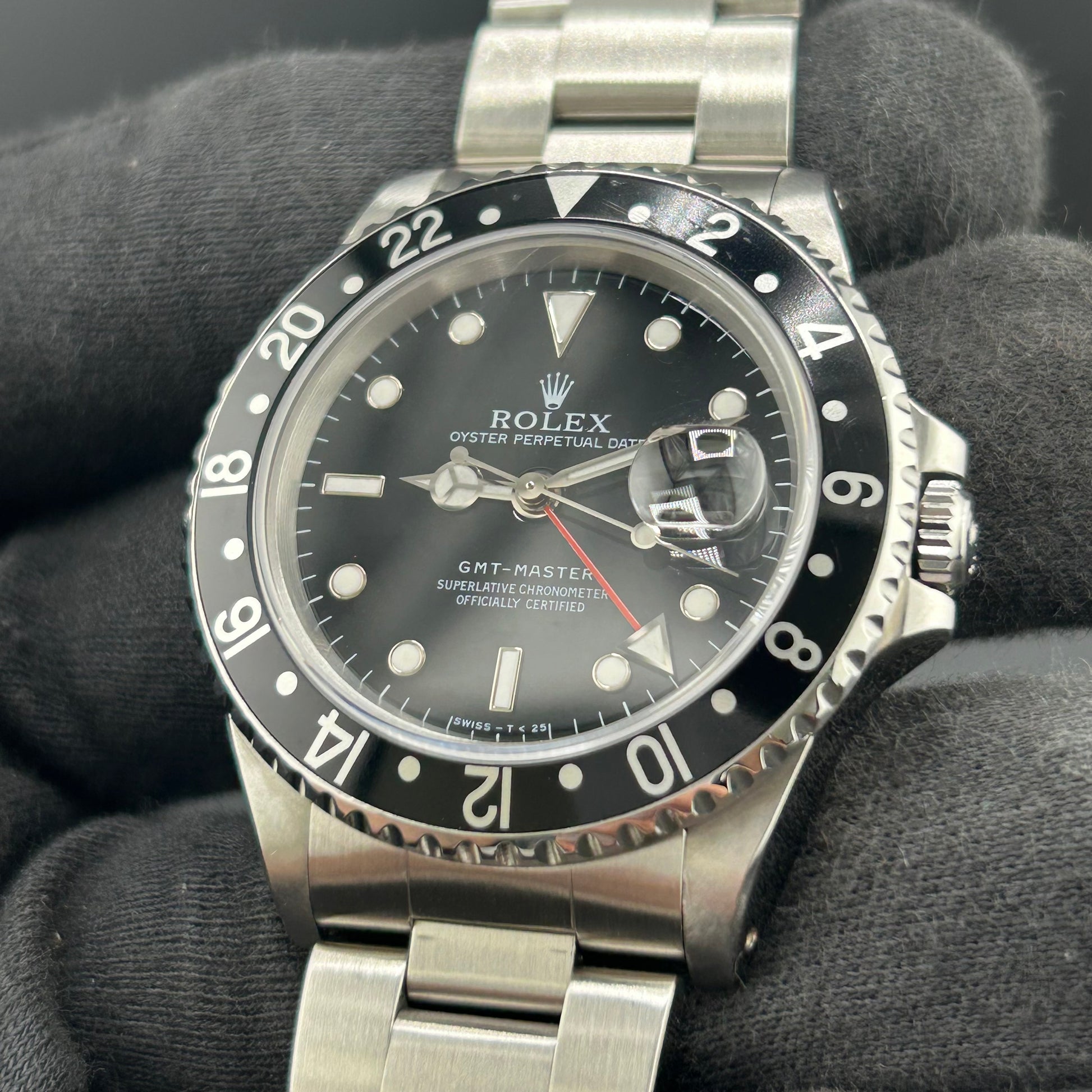 Rolex GMT-Master Black Dial on Oyster Ref. 16700 Papers 2000 — view 3